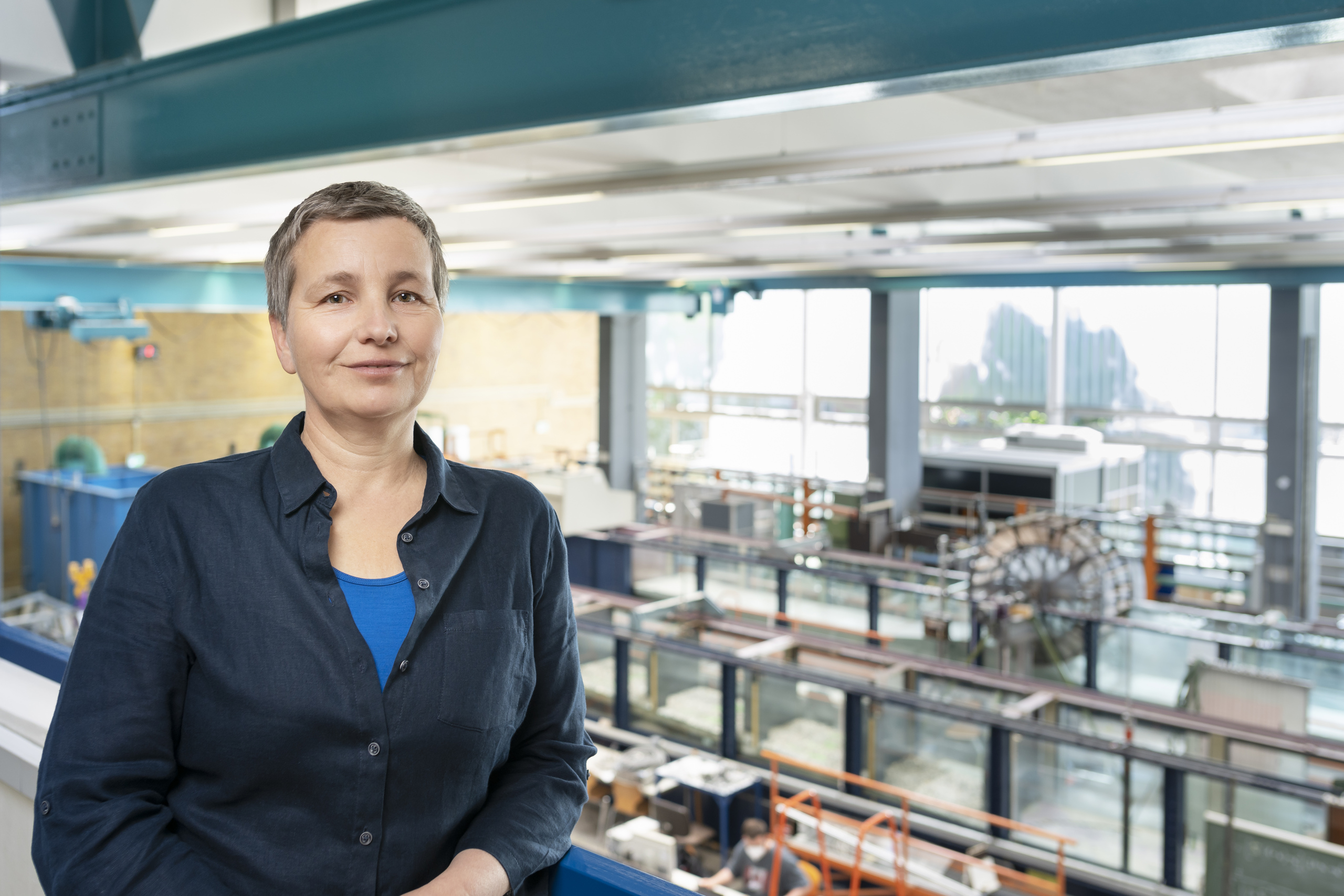 Prof. Dr. Nicole Saenger in der Wasserbauhalle