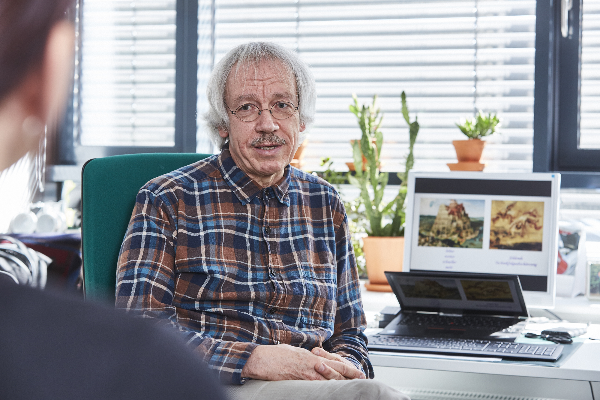 Der Chemiker Prof. Dr. Volker Wiskamp am Schreibtisch in seinem Büro an der Hochschule Darmstadt. 