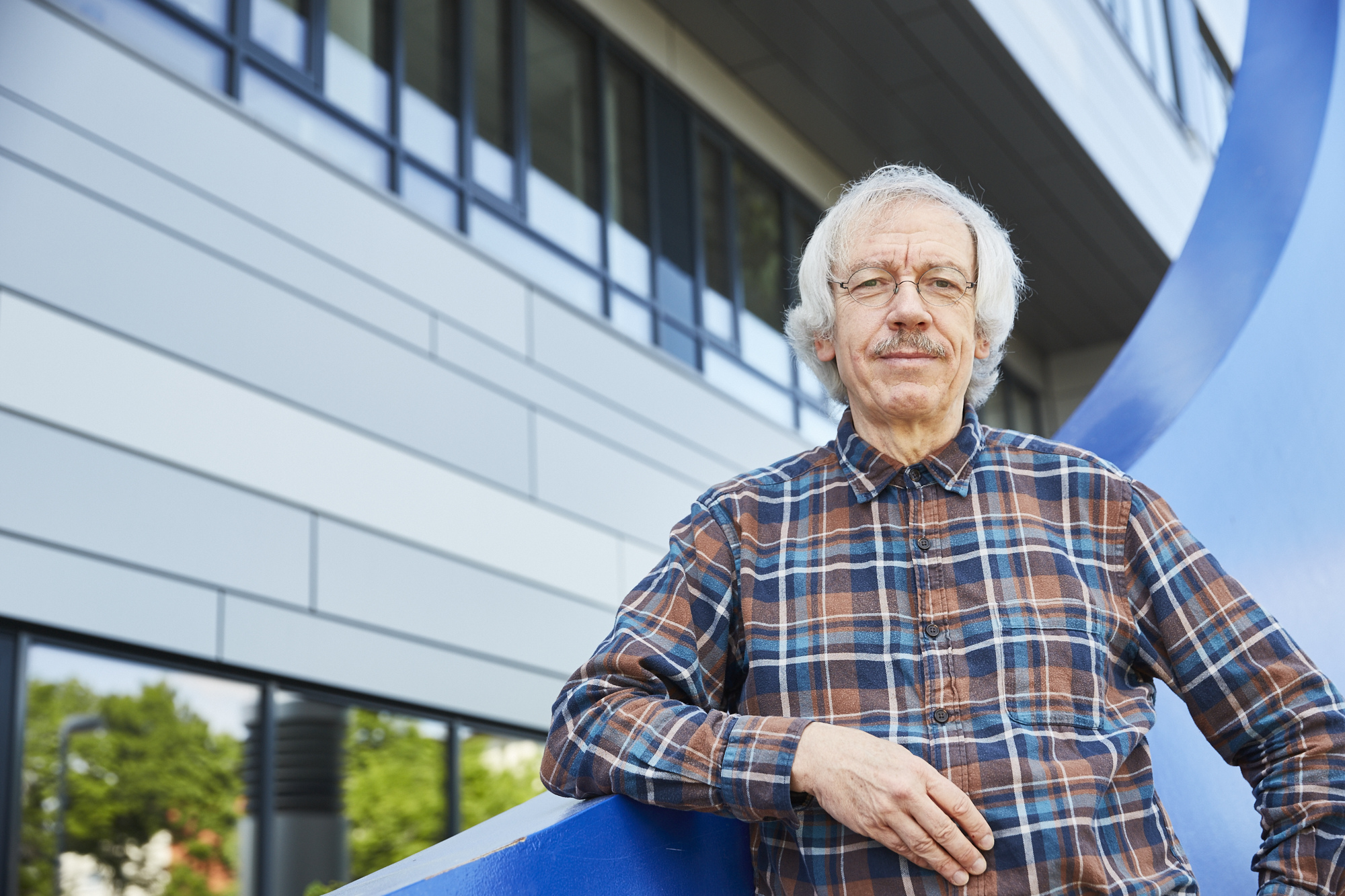 Portraitaufnahme Prof. Dr. Volker Wiskamp vor dem CuB-Gebäude der h_da