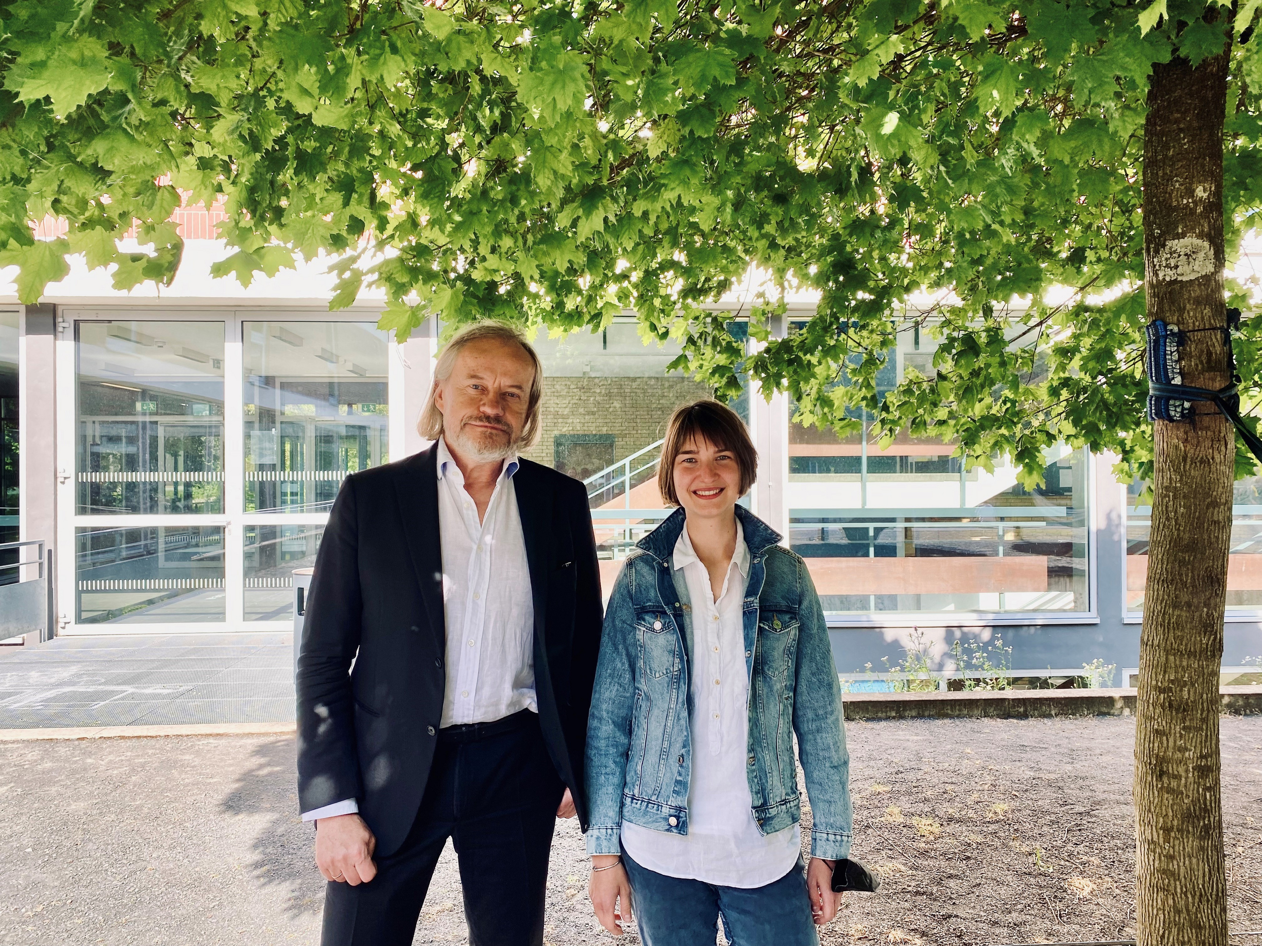 Prof. Orawiec und Lehrbeauftrage Herrmann vor dem Gebäude des Fachbereichs Architektur