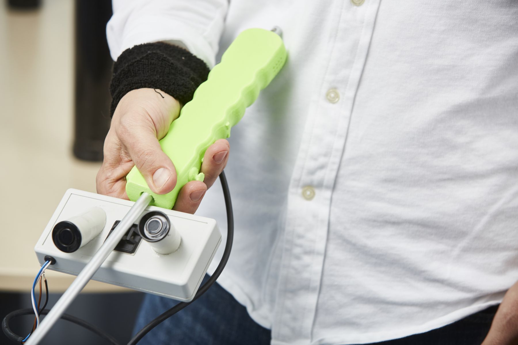 Prof. Zahout-Heil hält den von ihm entwickelten Hightech-Blindenstock in der Hand. 