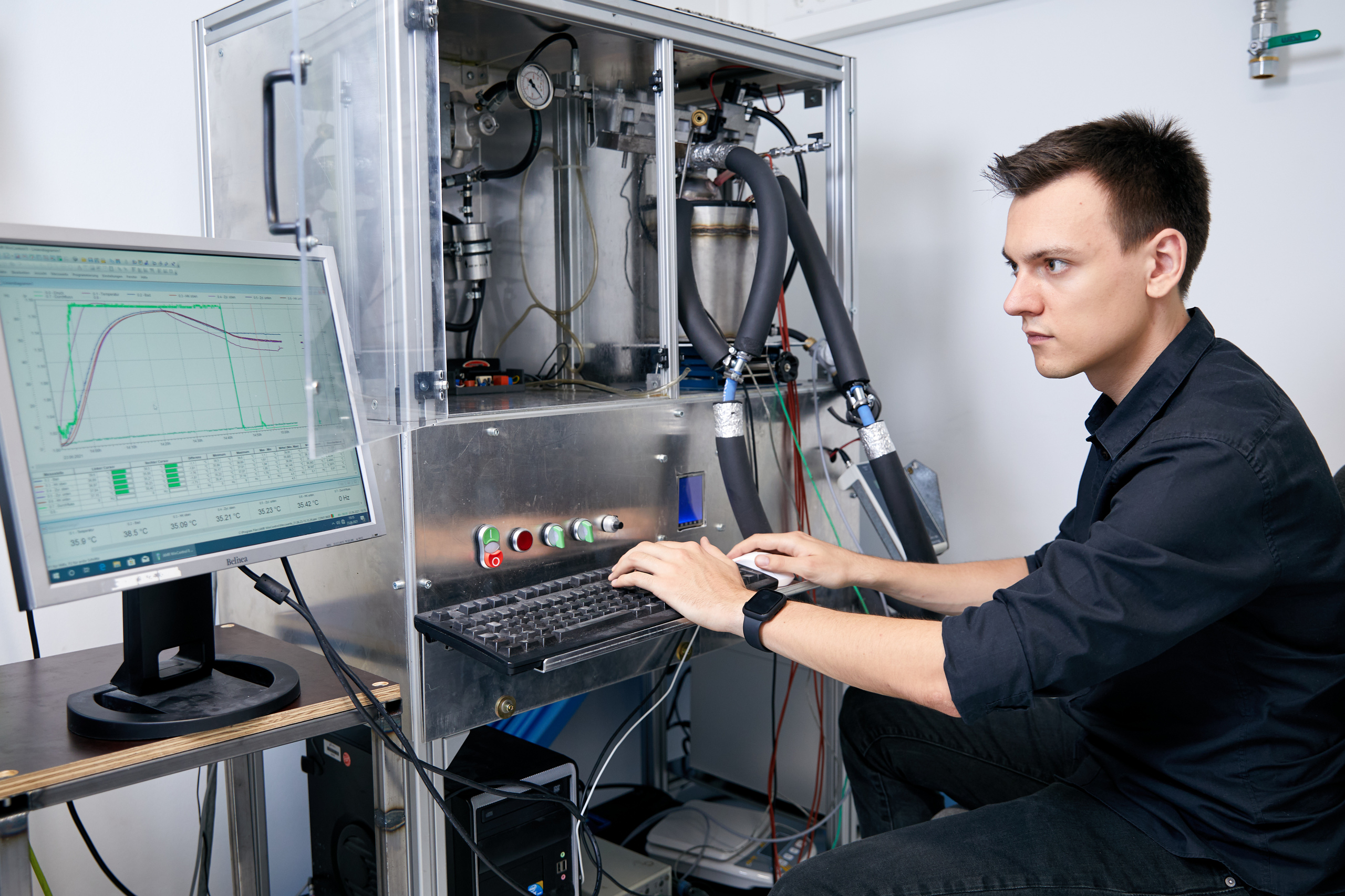 Ein Mann bedient eine Maschine über einen Computer
