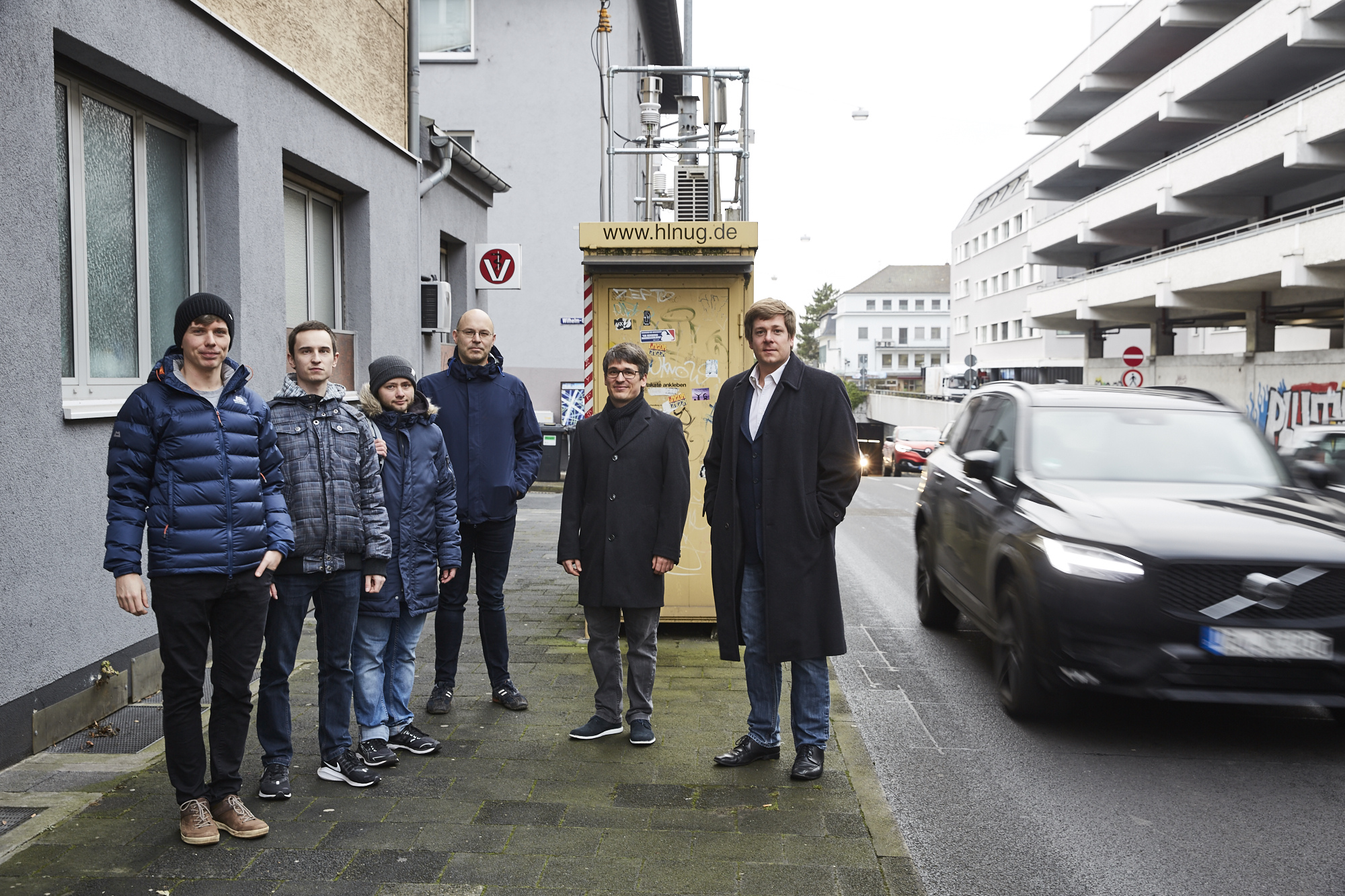 Die Teilnehmer und Organisatoren der Challenge vor der Luftmesstation in der Hügelstraße in Darmstadt