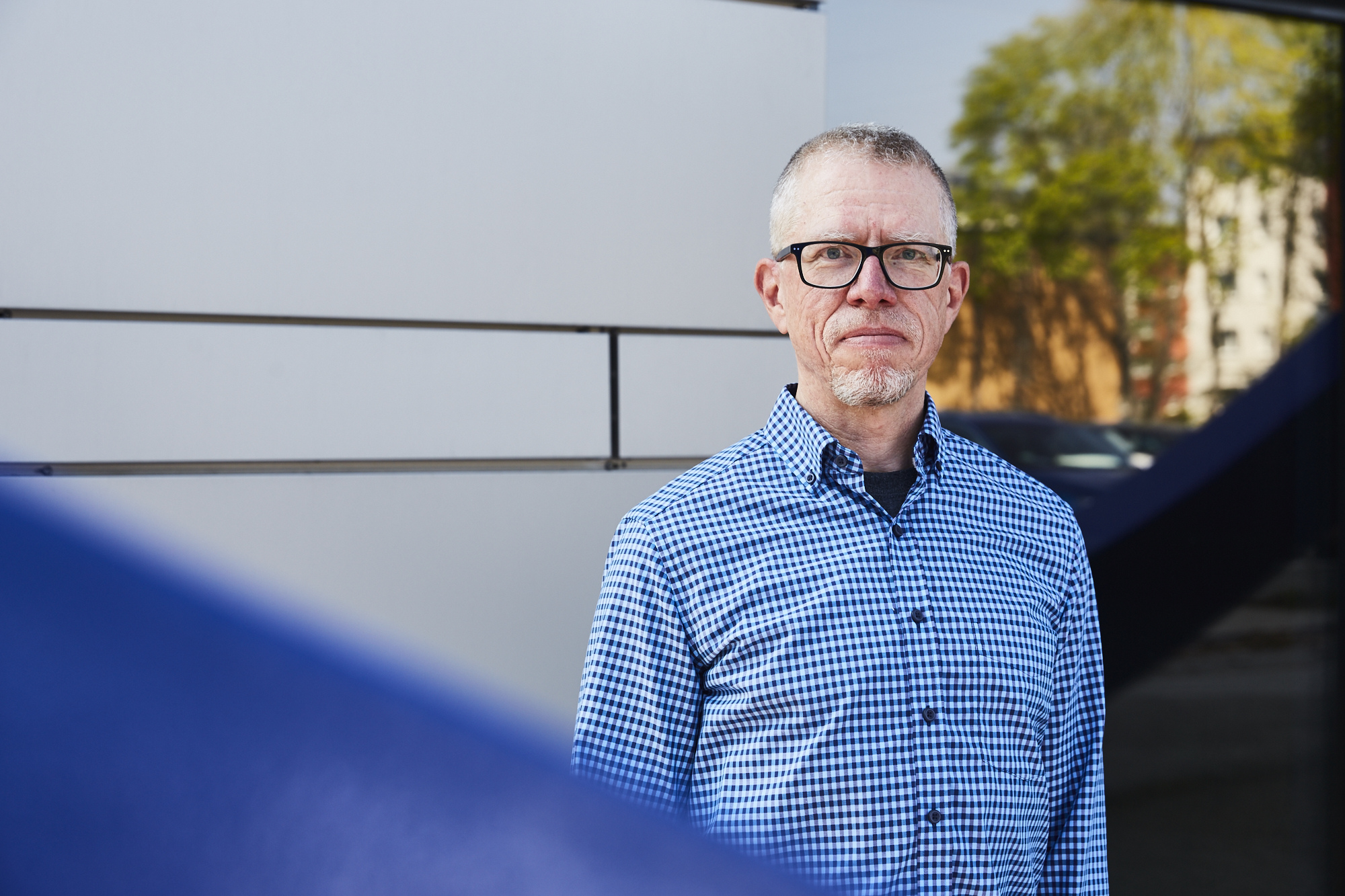 Portraitfoto Prof. Dr. Franz-Josef Meyer-Almes vor der grauen Fassade des CuB-Gebäudes