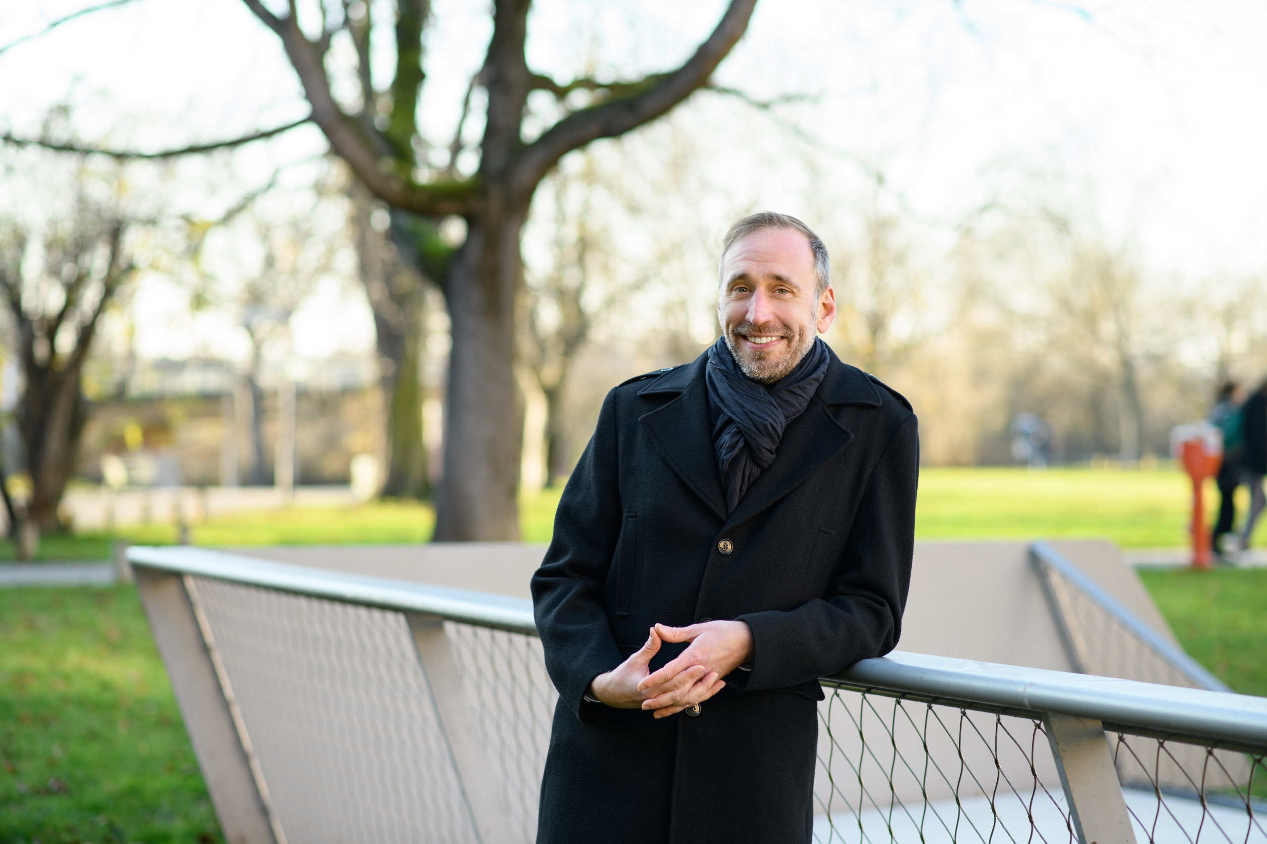 Portrait von Prof. Dr. Tobias Vogel mit grüner Parklandschaft im Hintergrund
