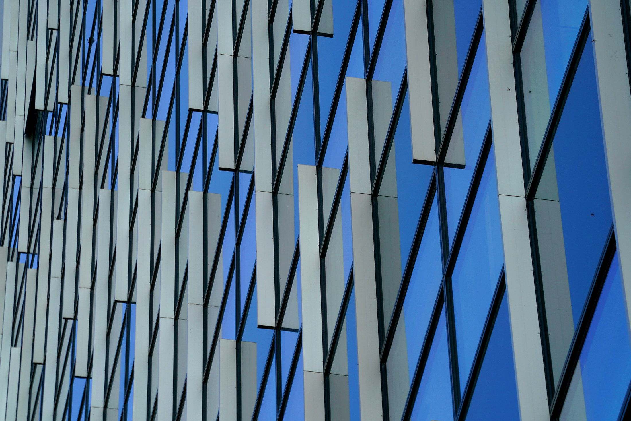 Fassade Rückseite h_da-Hochhaus mit blauen Reflexionen in den Fenstern