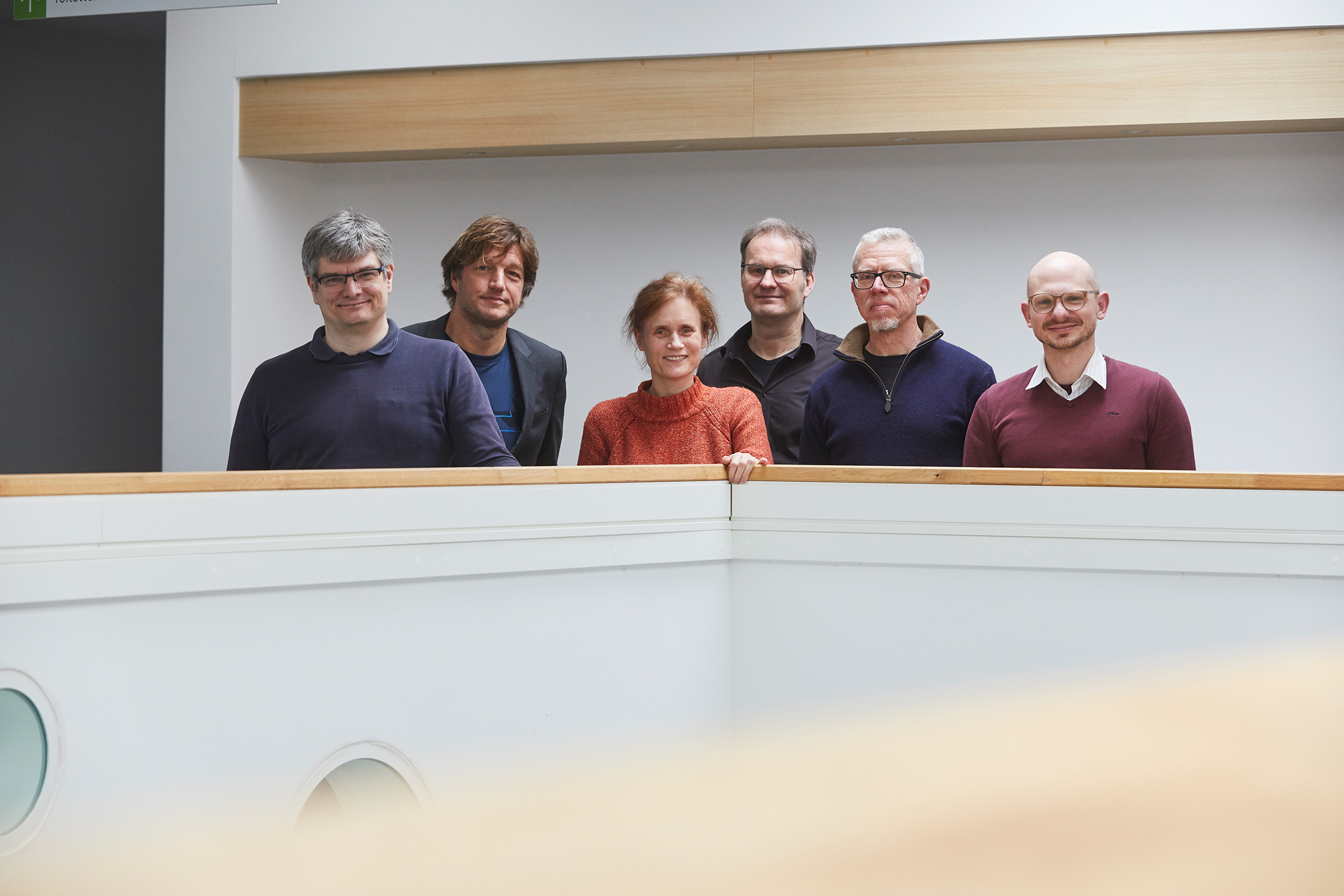 Gruppe von sechs h_da-Professor*innen im Atrium des Gebäudes Chemie- und Biotechnologie
