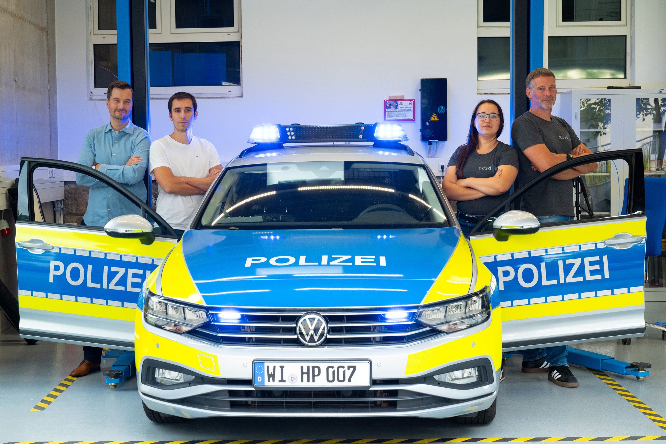 Das HECA-Team mit einem VW Passat der Hessischen Polizei