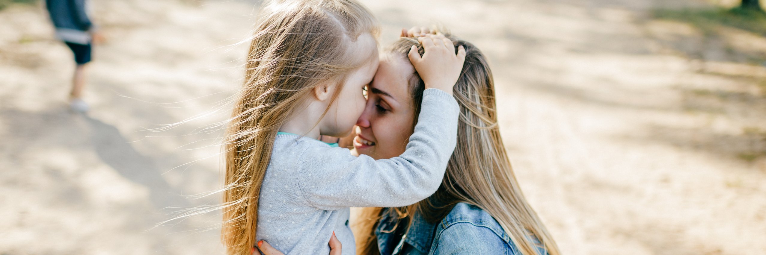 Mutter umarmt ihre kleine Tochter