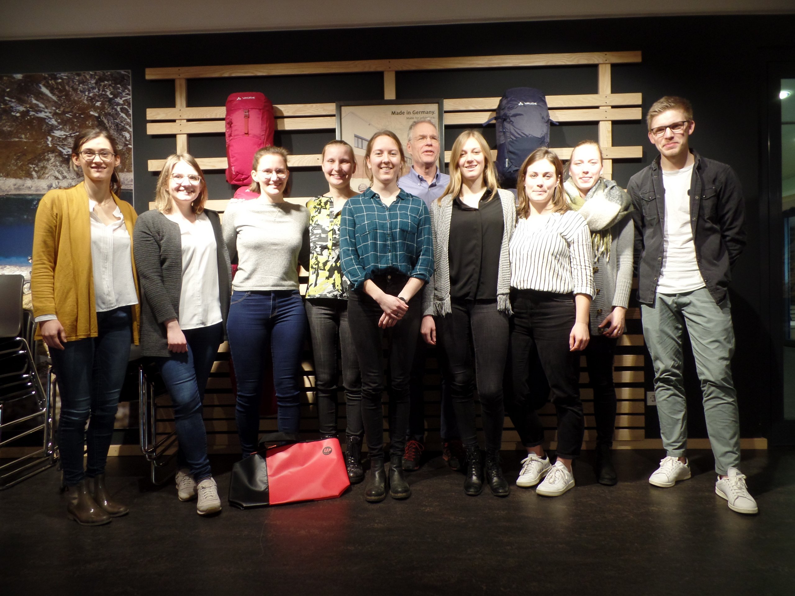 Gruppenfoto der Studierenden in der Zentrale von VAUDE. Namen von links nach rechts: Larissa Kircher, Ksenia Grubets, Verena Eichinger, Katharina Kasper, Jana Krachler, Martin Führ, Isabell Blass, Jana Stahl, Jannina Brauner, Tobias Flierl