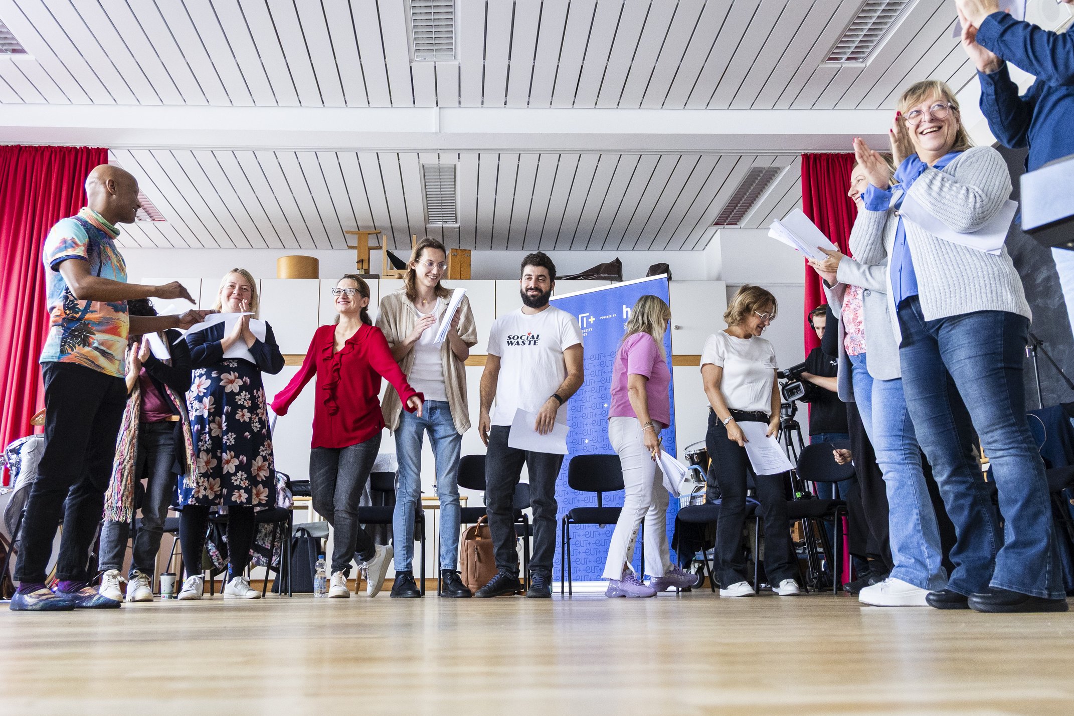 Chorgruppe auf der EUT+ Staff Week im Halbkreis stehend