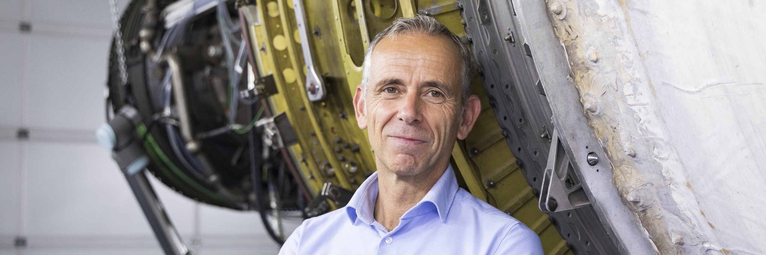 Portrait Prof. Ruß vor der Turbine stehend