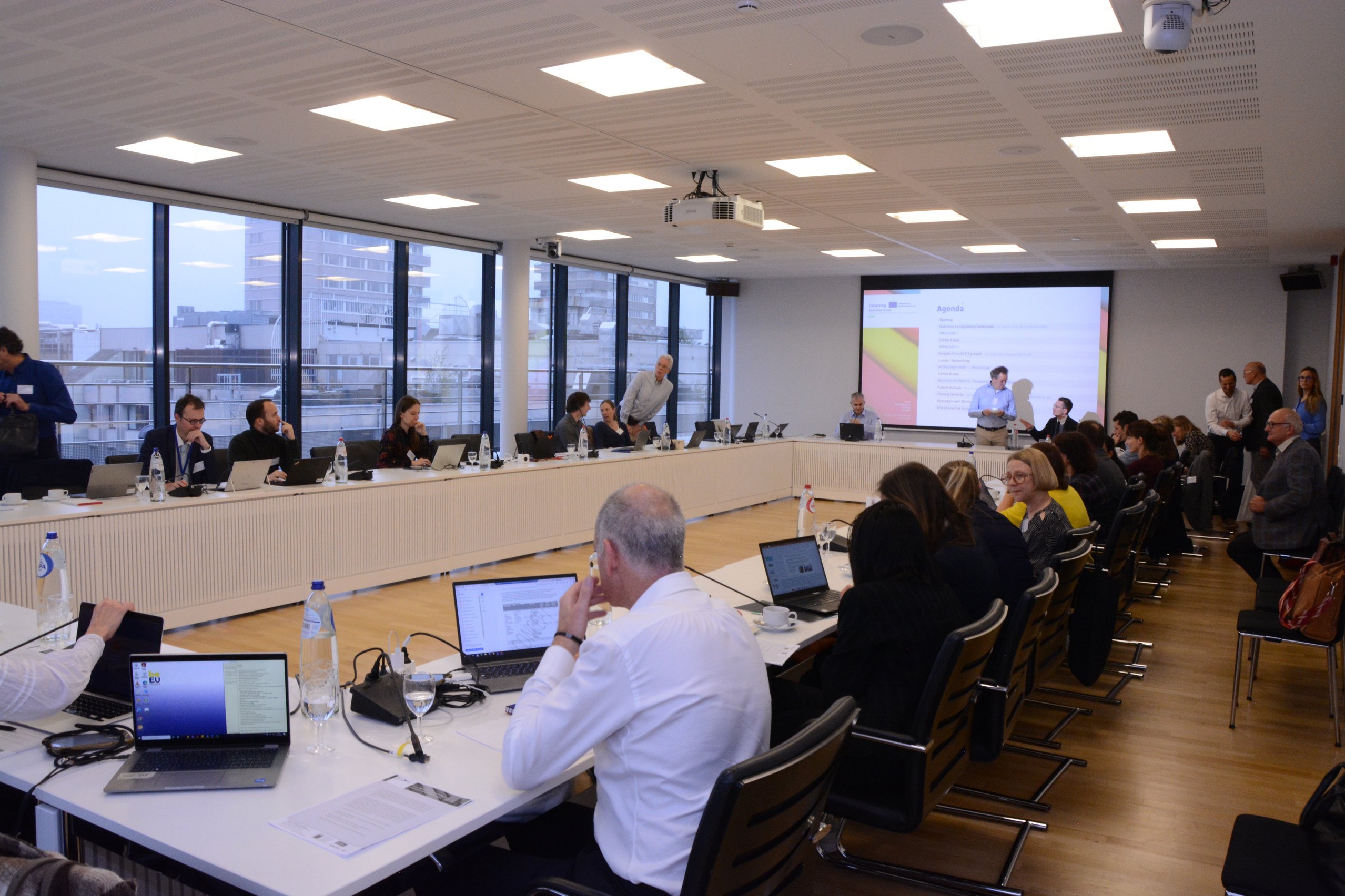 Gruppe in einem Tagungsraum an einem langen Tisch