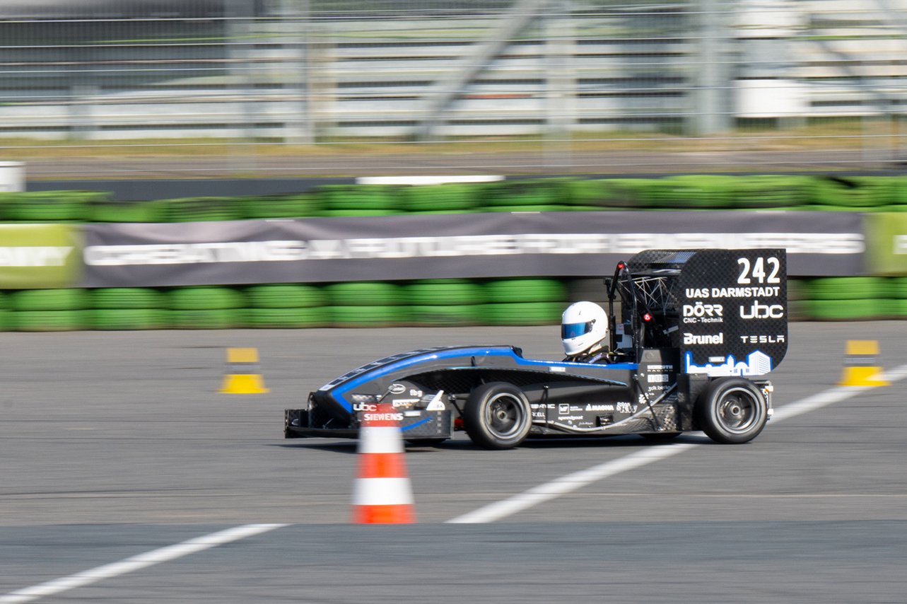 Rennwagen der h_da auf der Rennstrecke