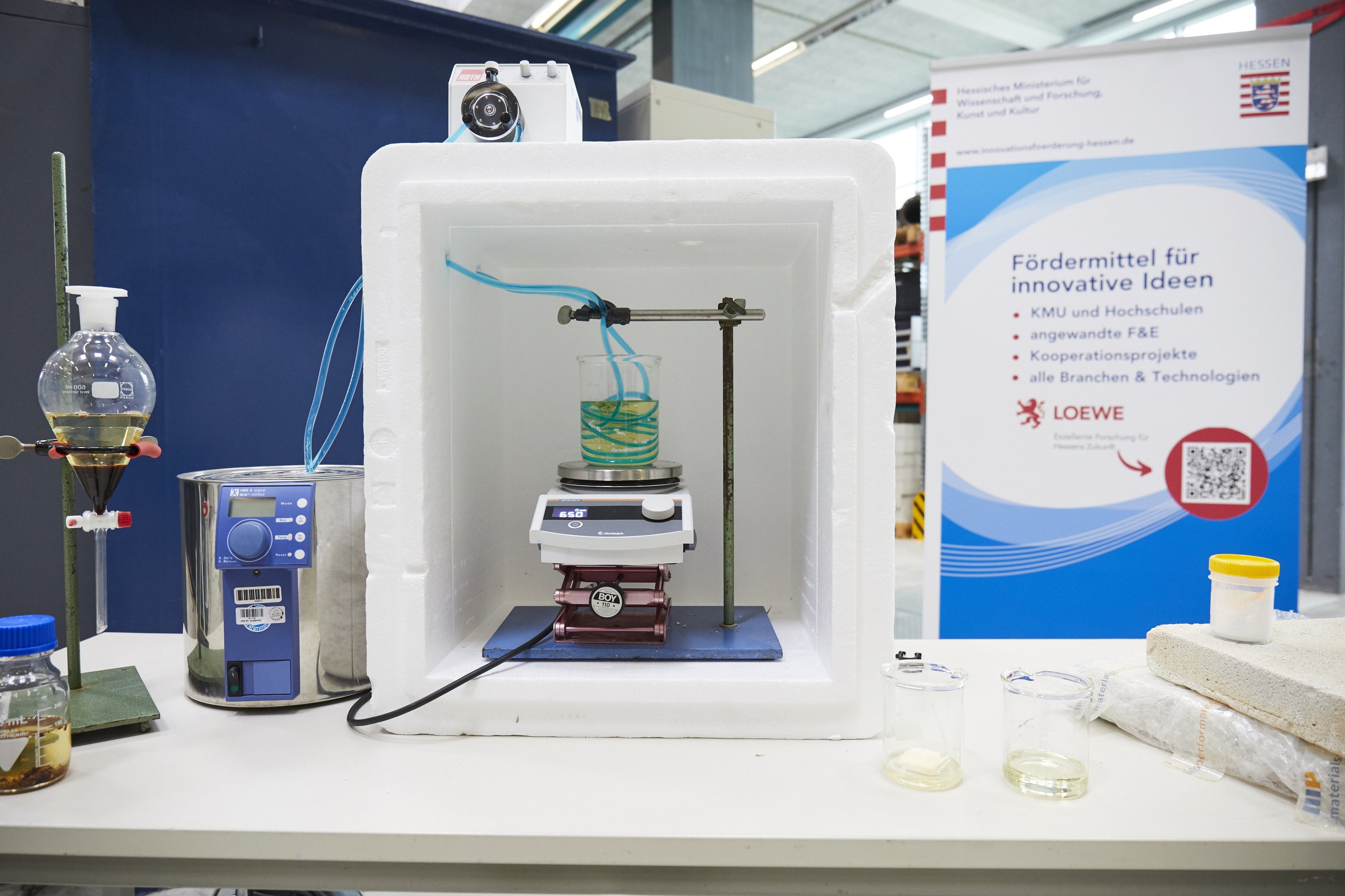 Versuchsaufbau mit Kolben, Schläuchen und Reagenzien