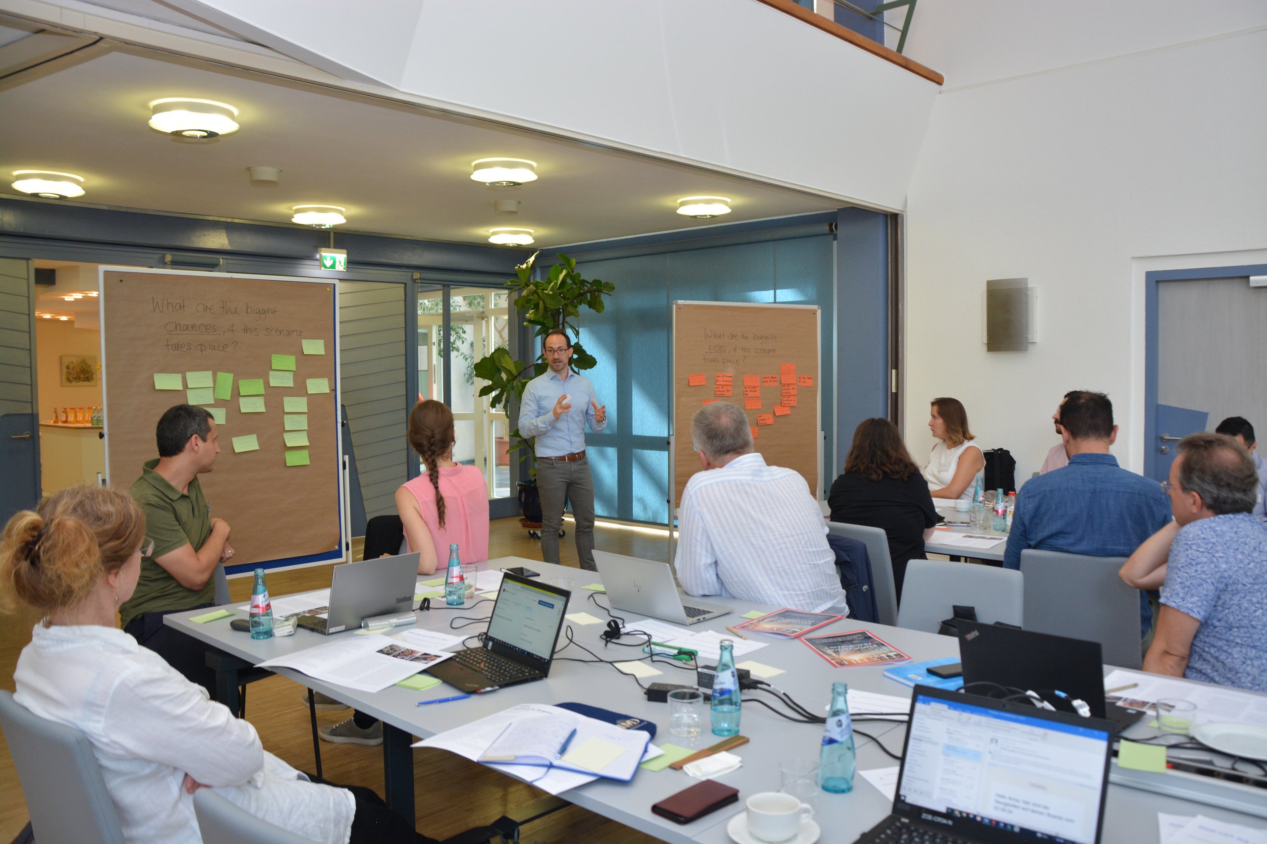 Dr. Jonas Rehn steht als Referent vor einer Gruppe von Workshop-Teilnehmenden