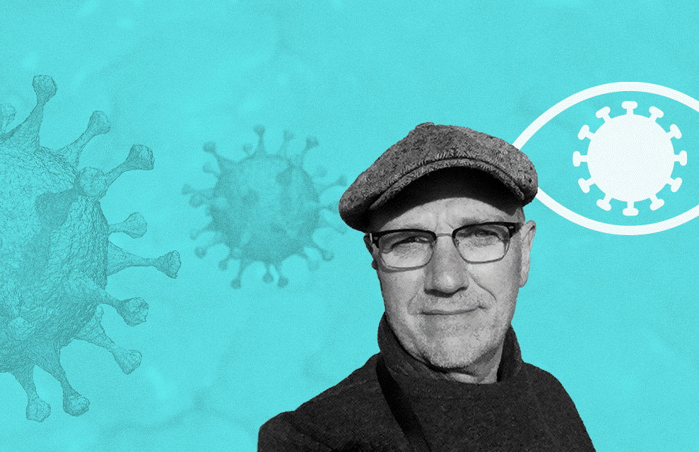 Portrait von Professor Michael Kerstgens vor hellblauem Hintergrund