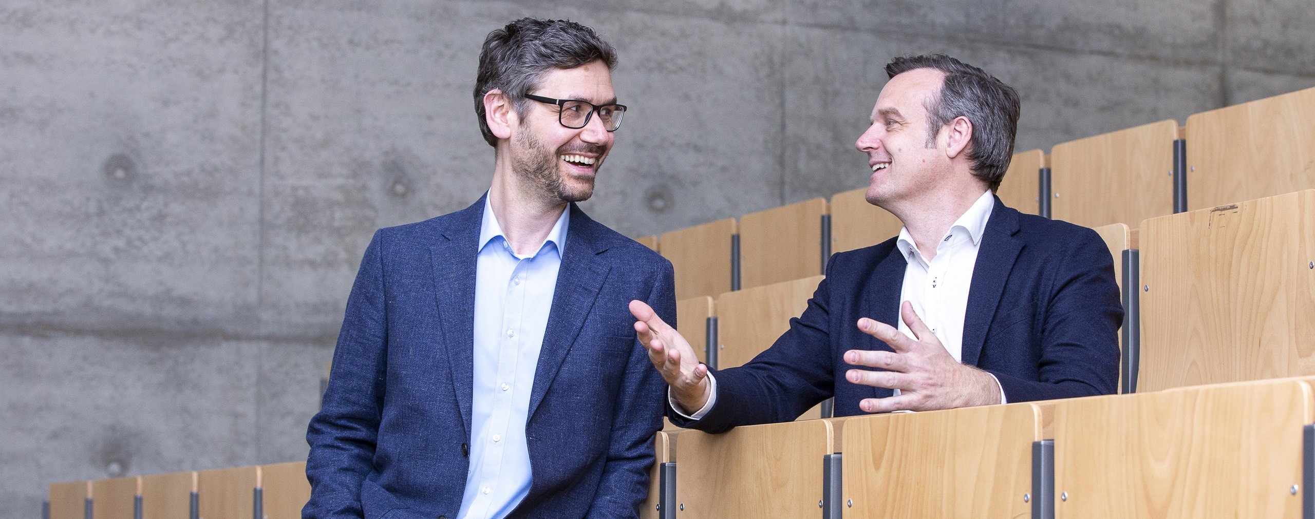 Christoph Becker und Prof. Jan-Philipp Hoffmann diskutieren im Hörsaal
