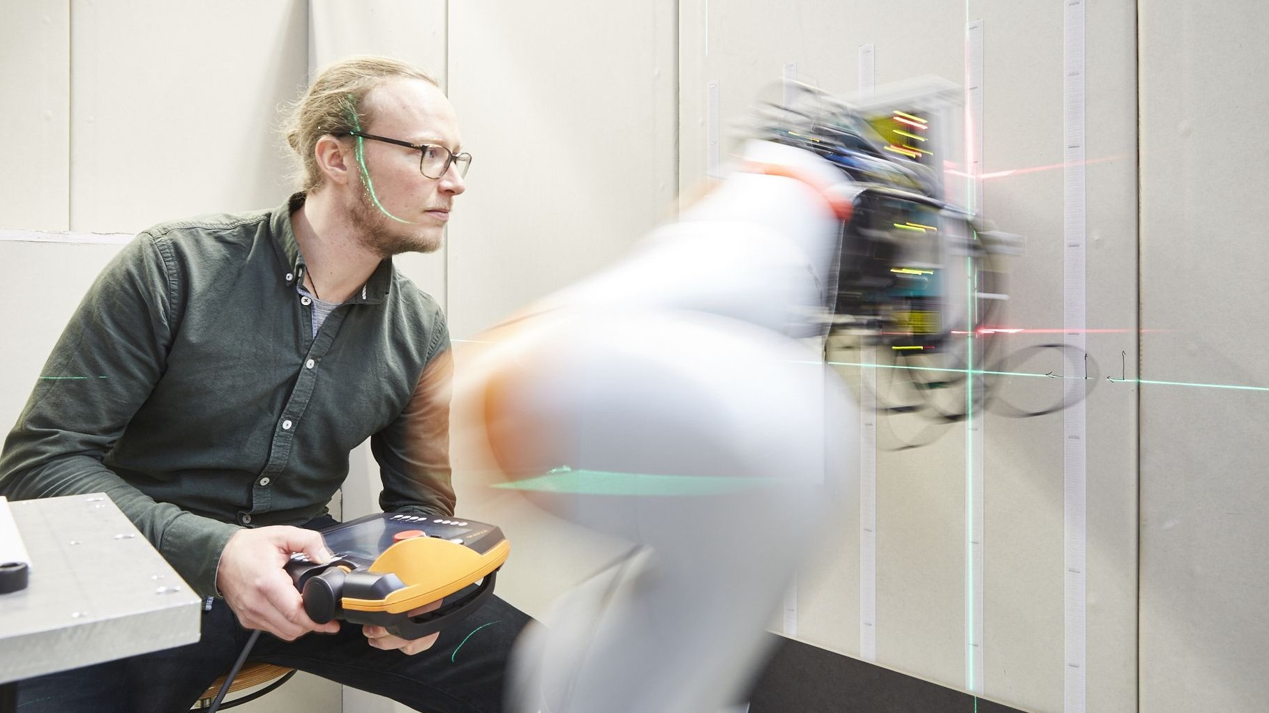 Nicklas Simon steuert den Fliesenlege-Roboter