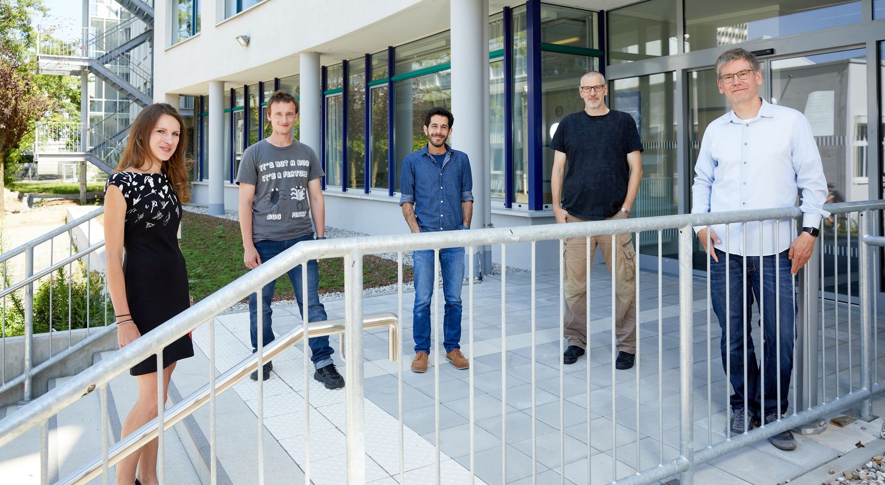 Fünf Mitglieder der Forschungsgruppe auf der Treppe vor dem Informatik-Gebäude der h_da