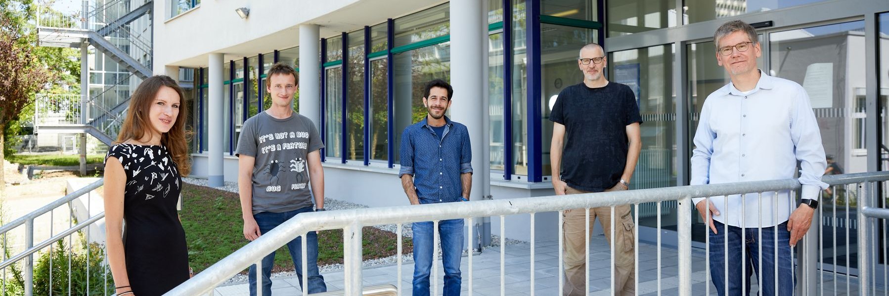 Fünf Mitglieder der Forschungsgruppe auf der Treppe vor dem Informatik-Gebäude der h_da