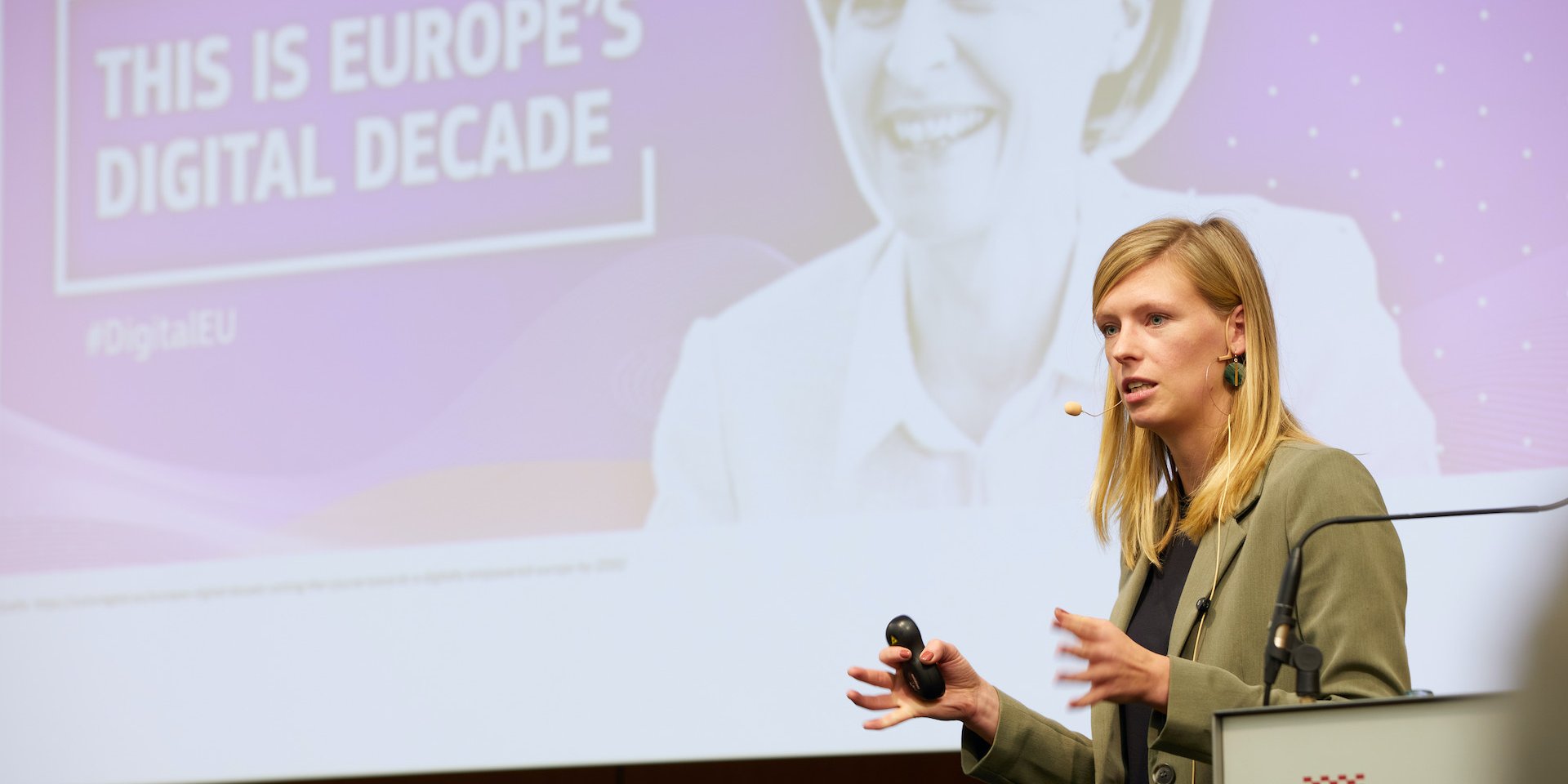 Carla Hustedt während ihres Vortrags am Rednerpult.