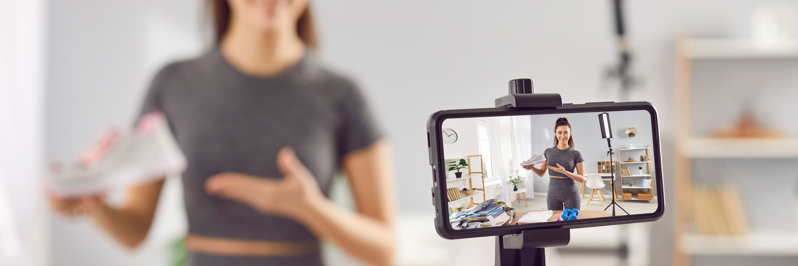 Influencerin, die mit dem Handy ein Video aufnimmt