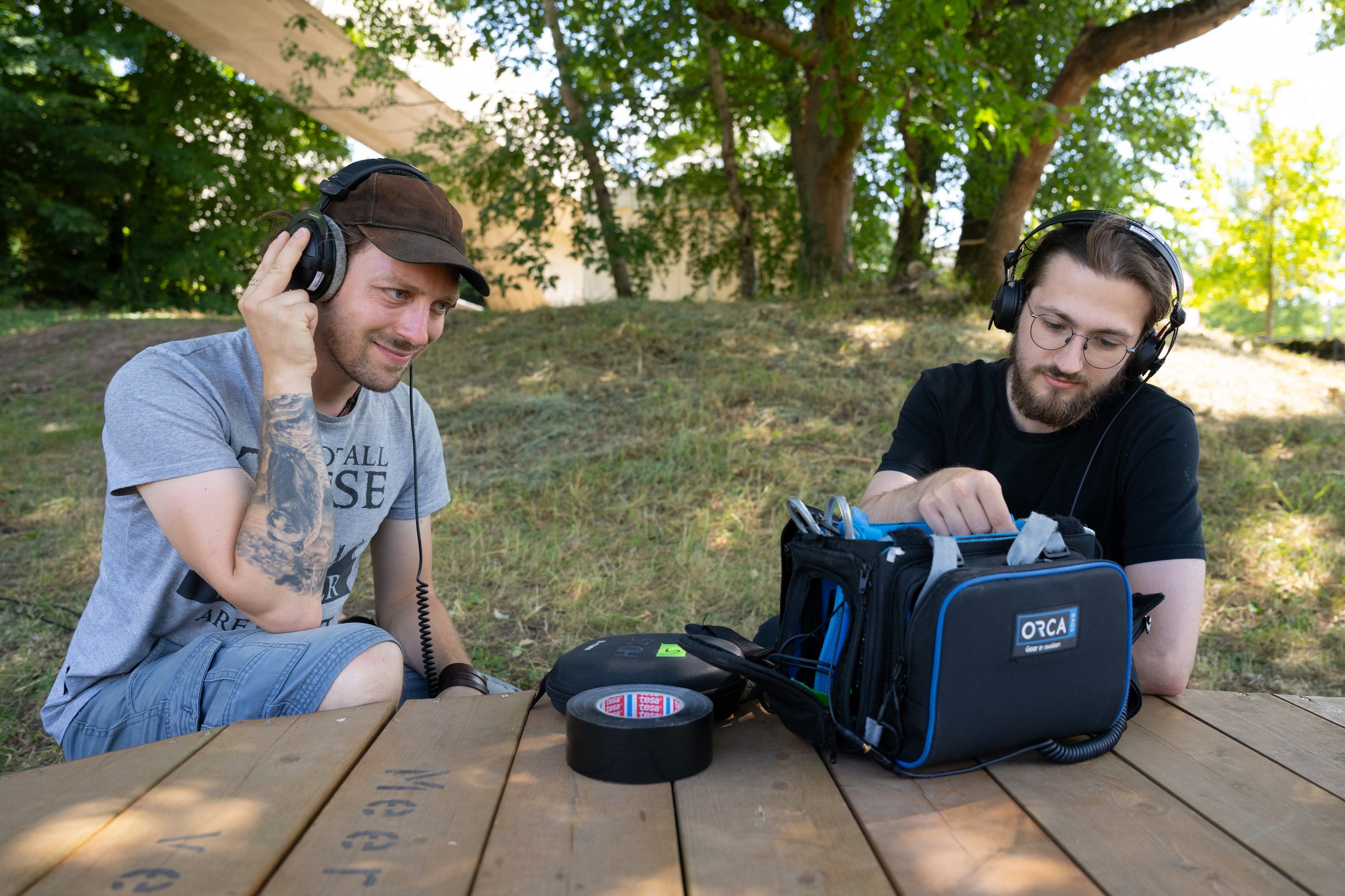 Julius Braun (rechts) und ein Hörgast lauschen den Bienen