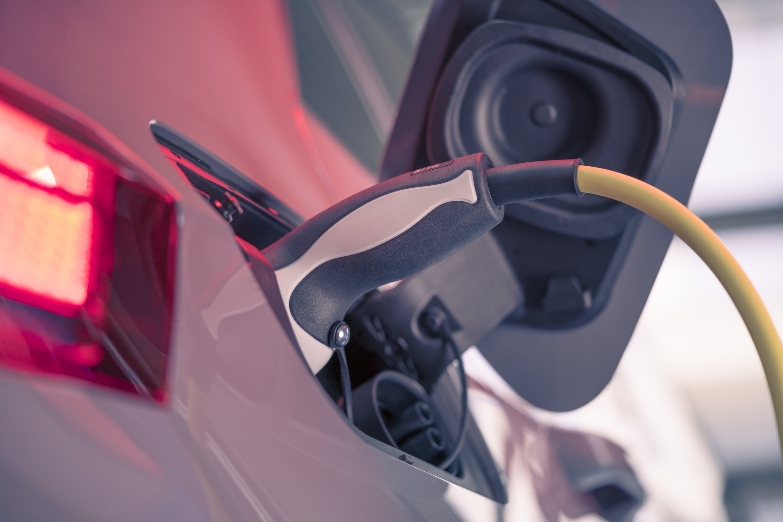 Bild eines eingesteckten Ladekabels am E-Auto