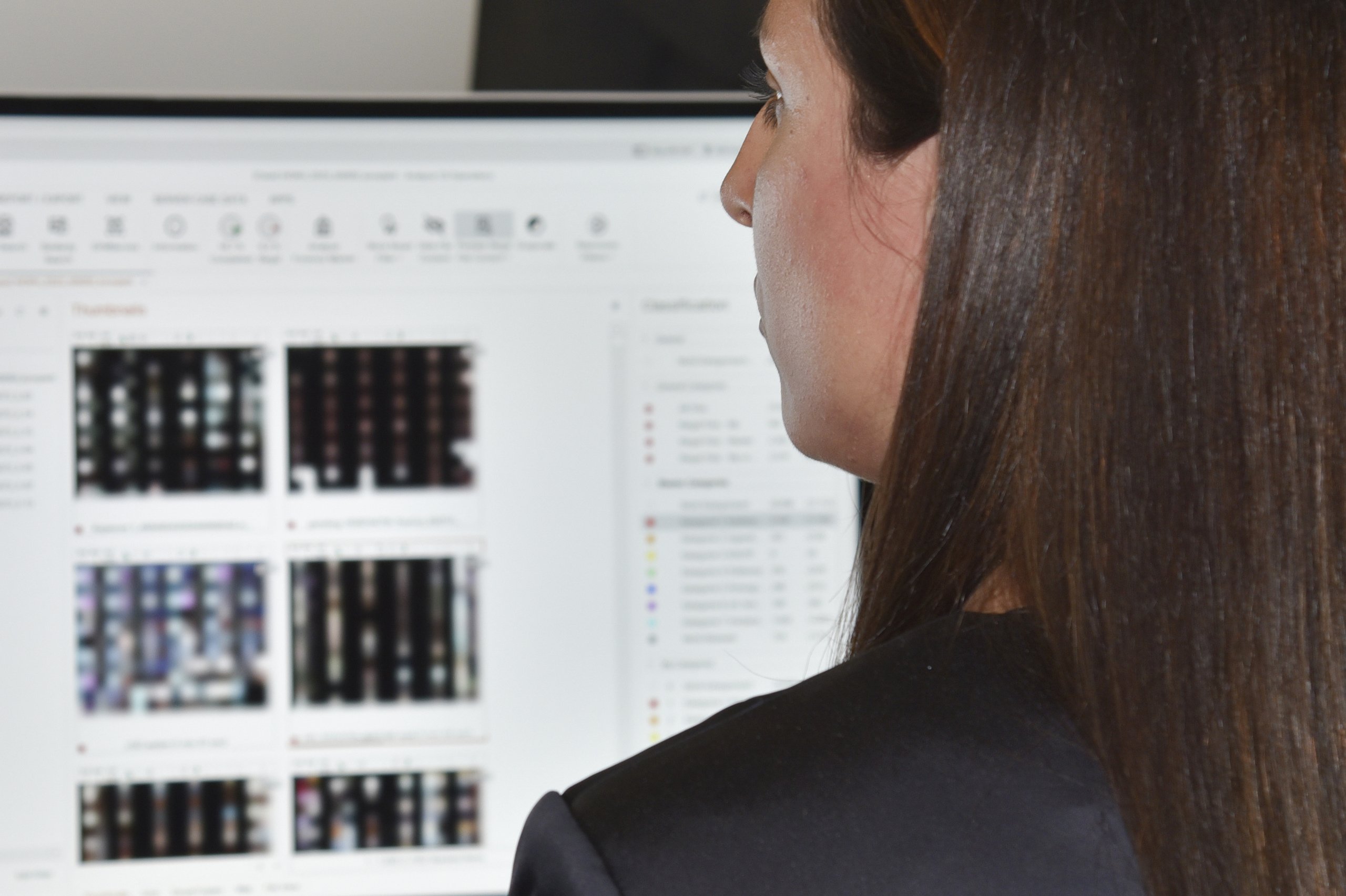 Fahnderin mit Blick auf Bildschirme