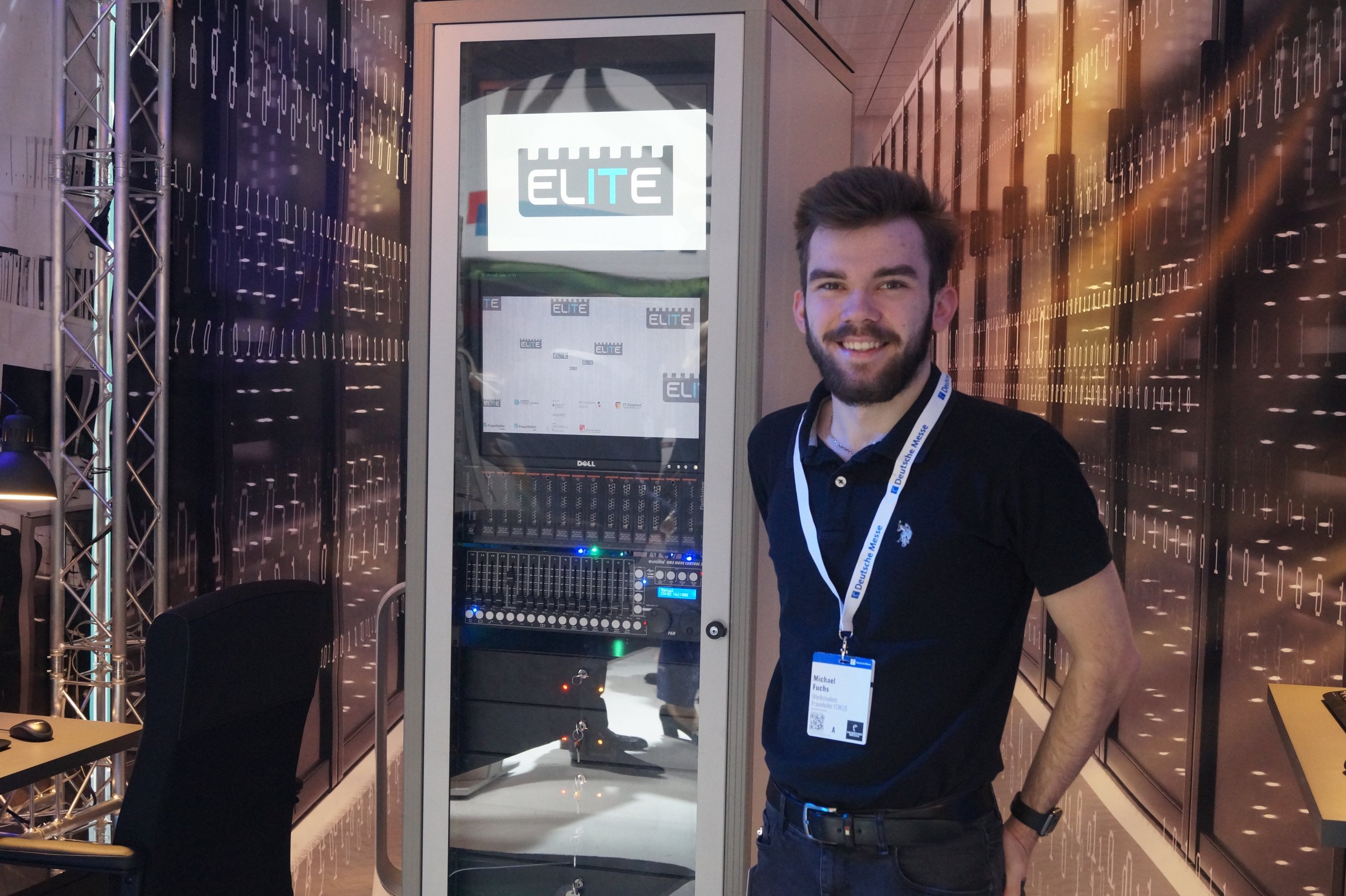 Ein Mitarbeiter des Projekt-Teams steht auf dem ELITE Stand auf der Hannover Messe.