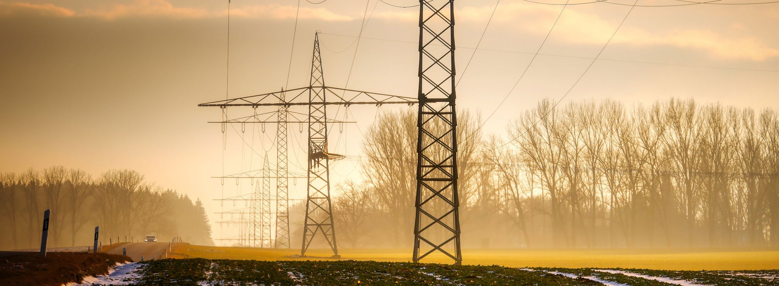 Strommasten vor Abendhimmel