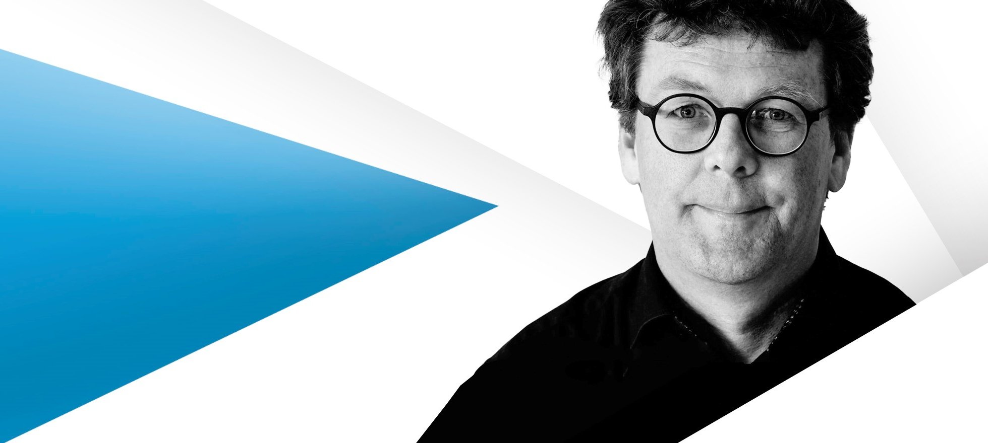 Portrait von Professor Linow vor grau-blauem Hintergrund