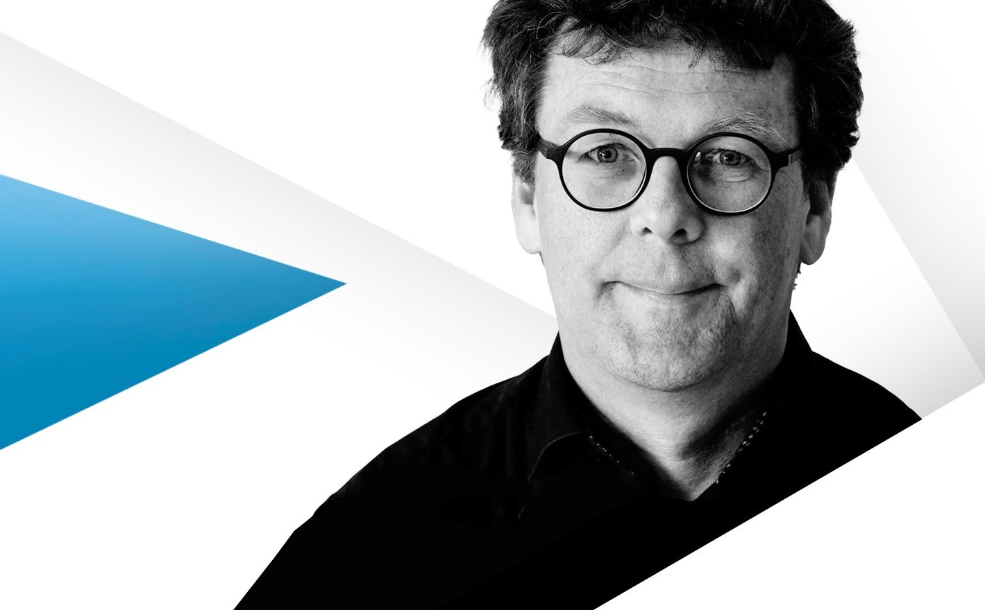 Portrait von Professor Linow vor grau-blauem Hintergrund