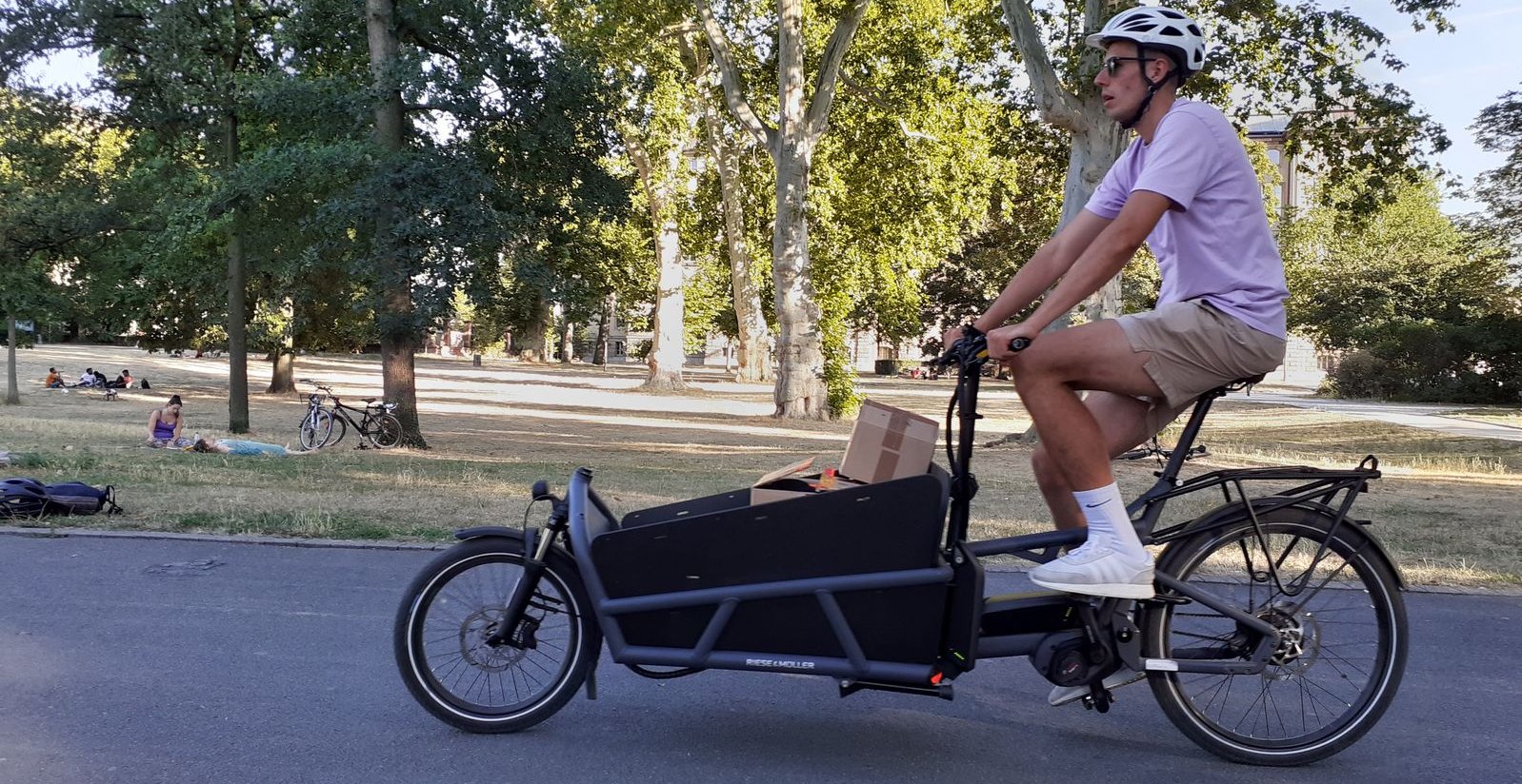 Das Lastenrad des Projekts "LieferradDA" fährt durch die Stadt. 