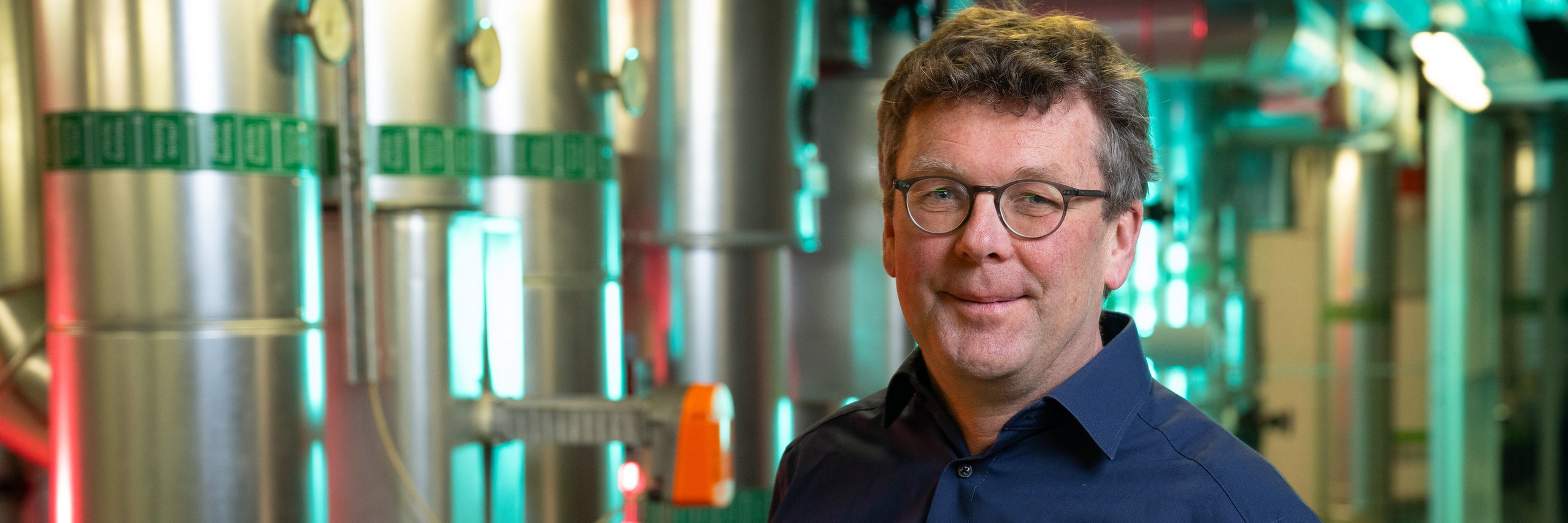 Sven Linow vor der Wärmeverteilung in der Energiezentrale der h_da (Foto: h_da / Markus Schmidt)