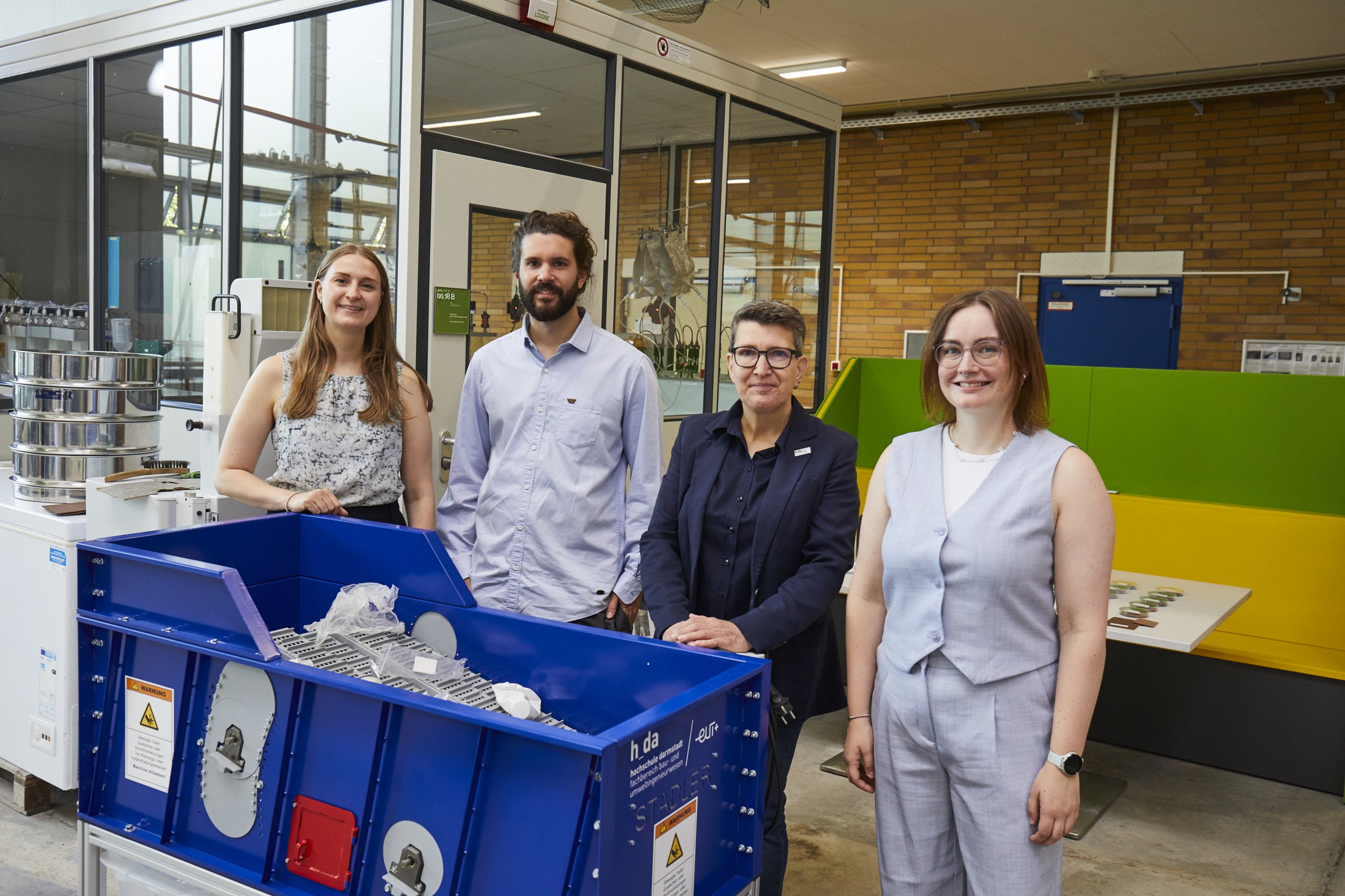 Iris Steinberg und ihr Team in der Wasserbauhalle