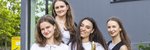Die vier rumänischen Preisträgerinnen lächeln in der Kamera