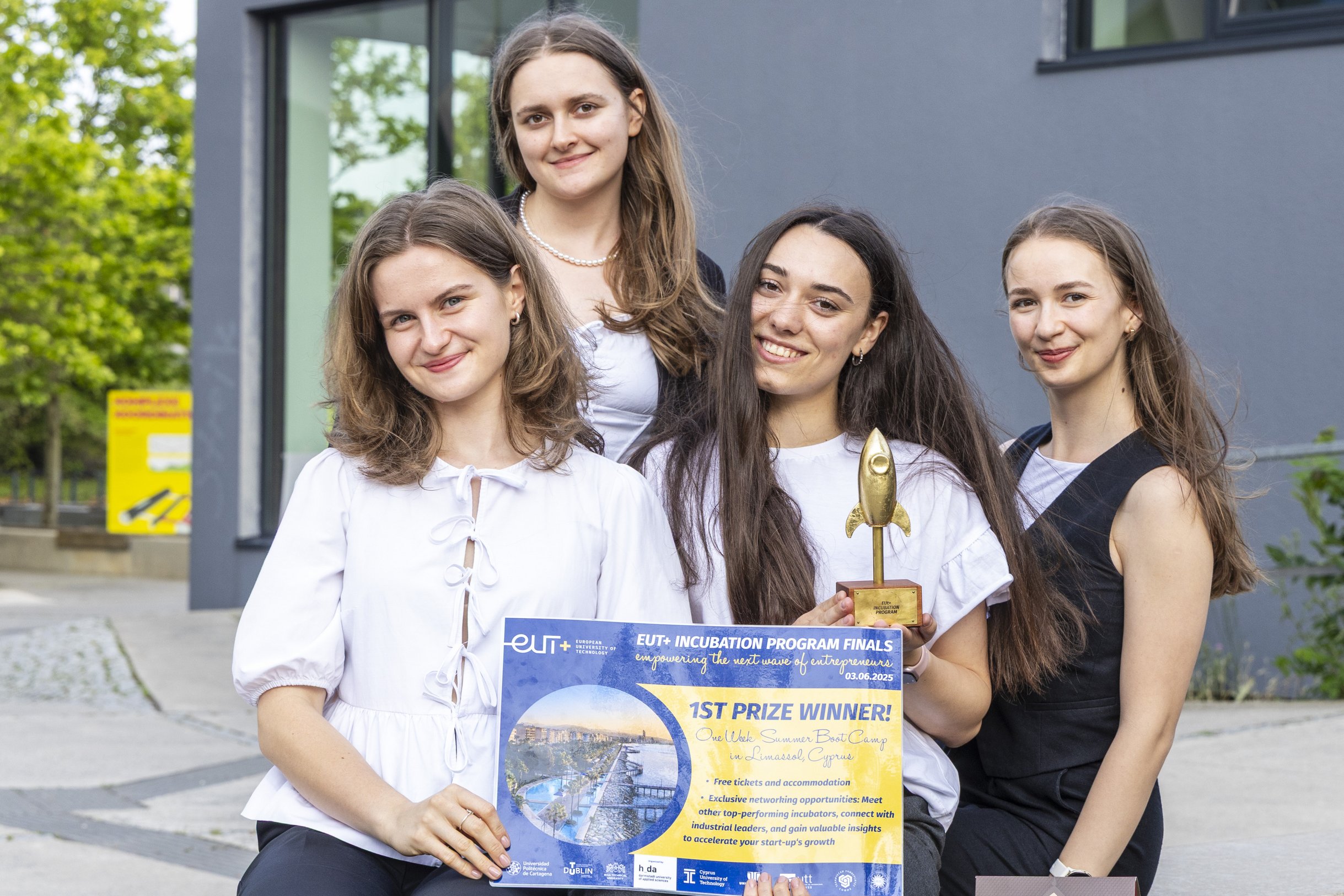 Die vier rumänischen Preisträgerinnen lächeln in der Kamera