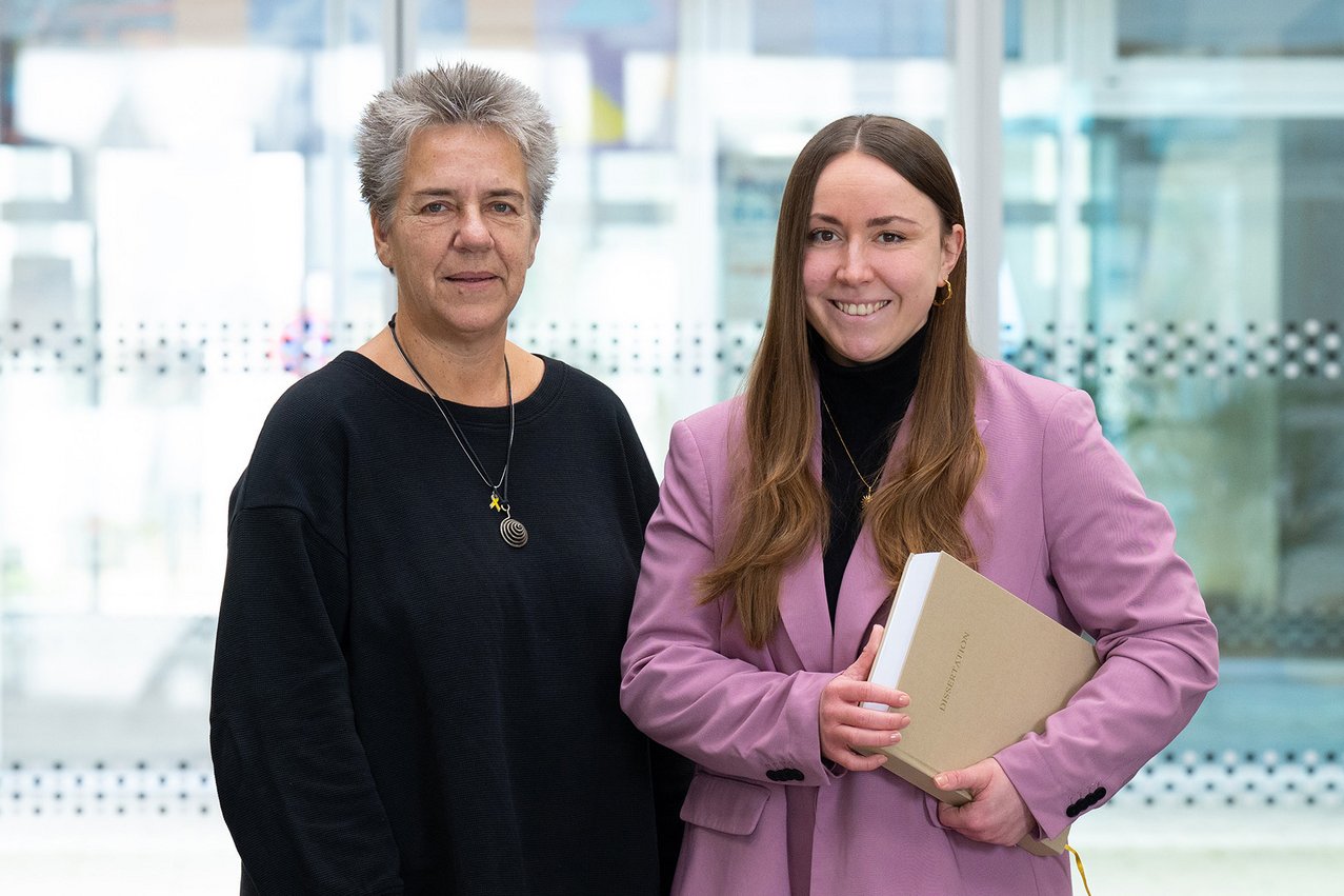 Promovendin Renee März neben ihrer Betreuerin Prof. Yvonne Haffner auf dem h_da-Campus