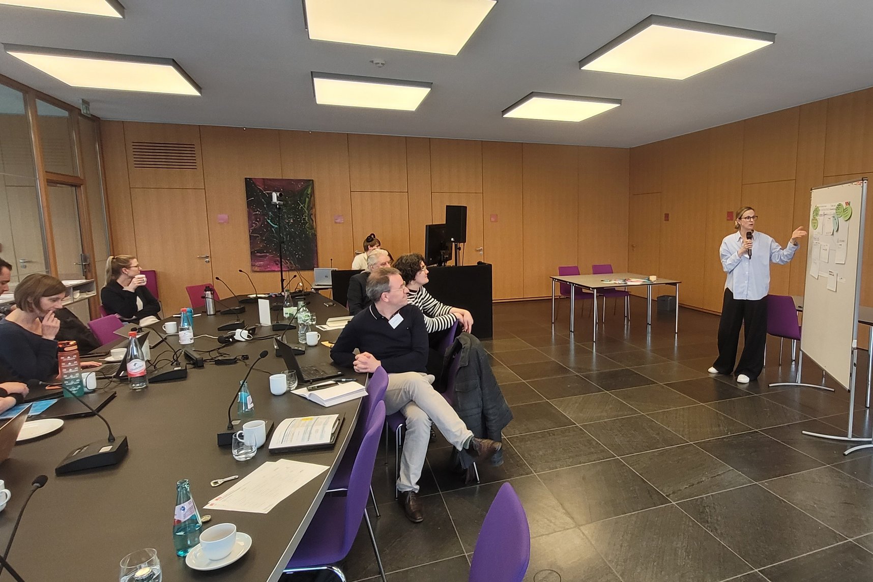 Andrea Krejci von der h_da erläutert in einem Workshop ein Thema am Whiteboard