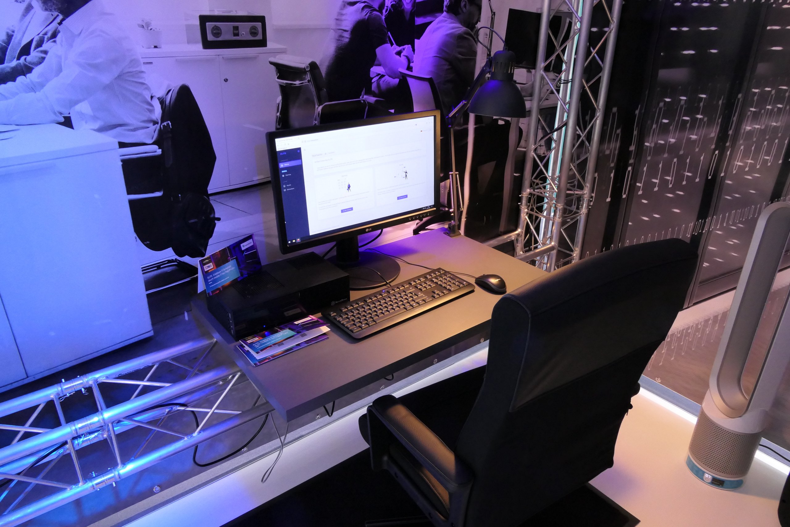 Ein PC-Arbeitsplatz von ELITE auf der Hannover Messe.