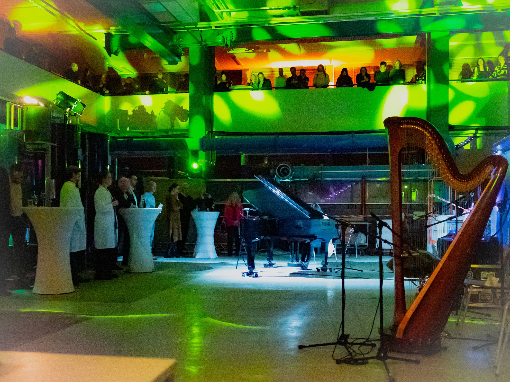 Grünes Licht in der Wasserbauhalle, Vordergrund eine Konzertharfe