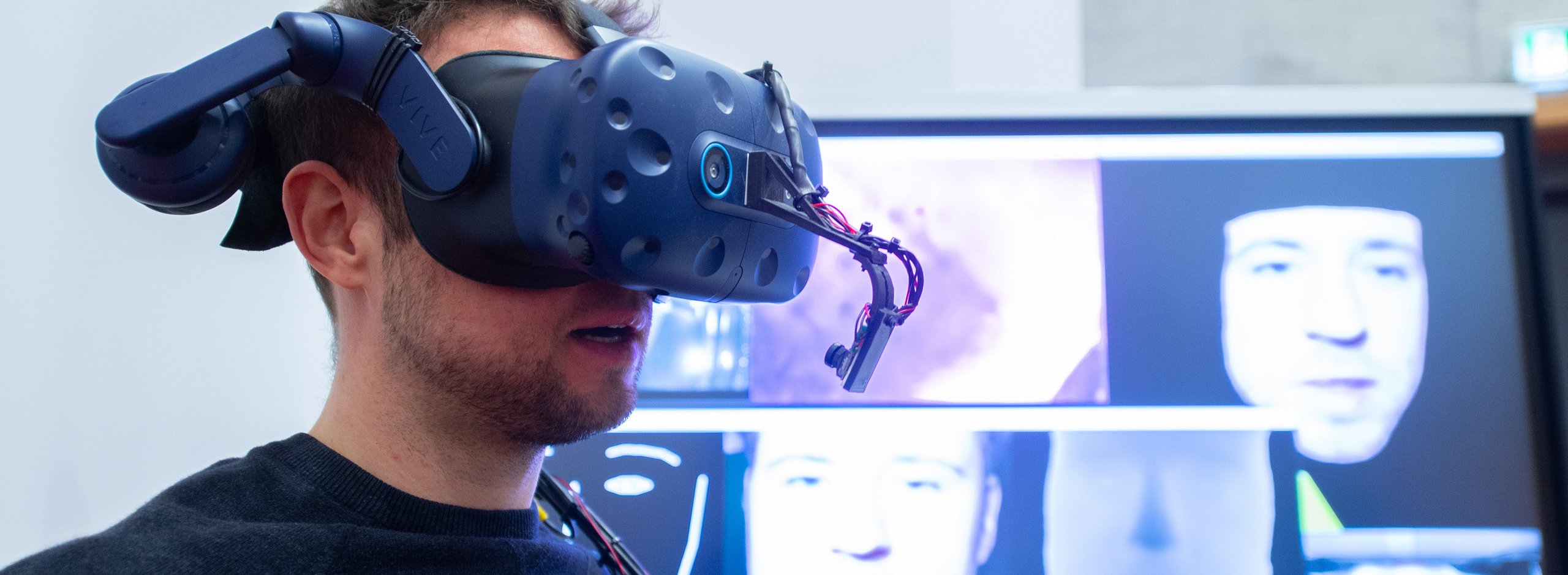 Ein junger Mann trägt eine VR-Brille