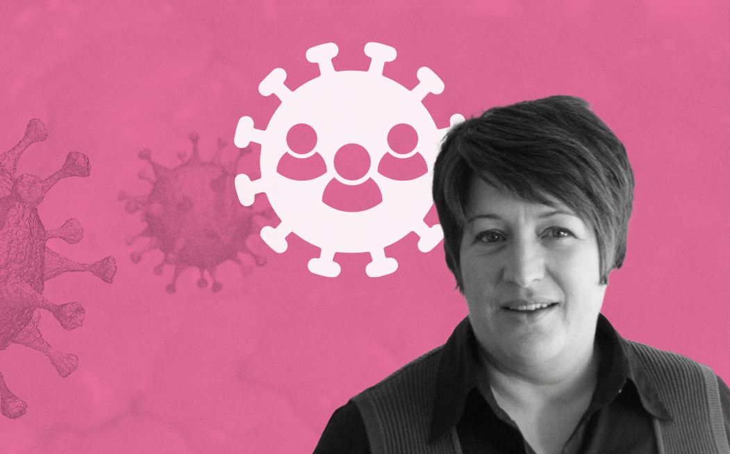 Portraitfoto von Prof. Träger vor pinkfarbenem Hintergrund