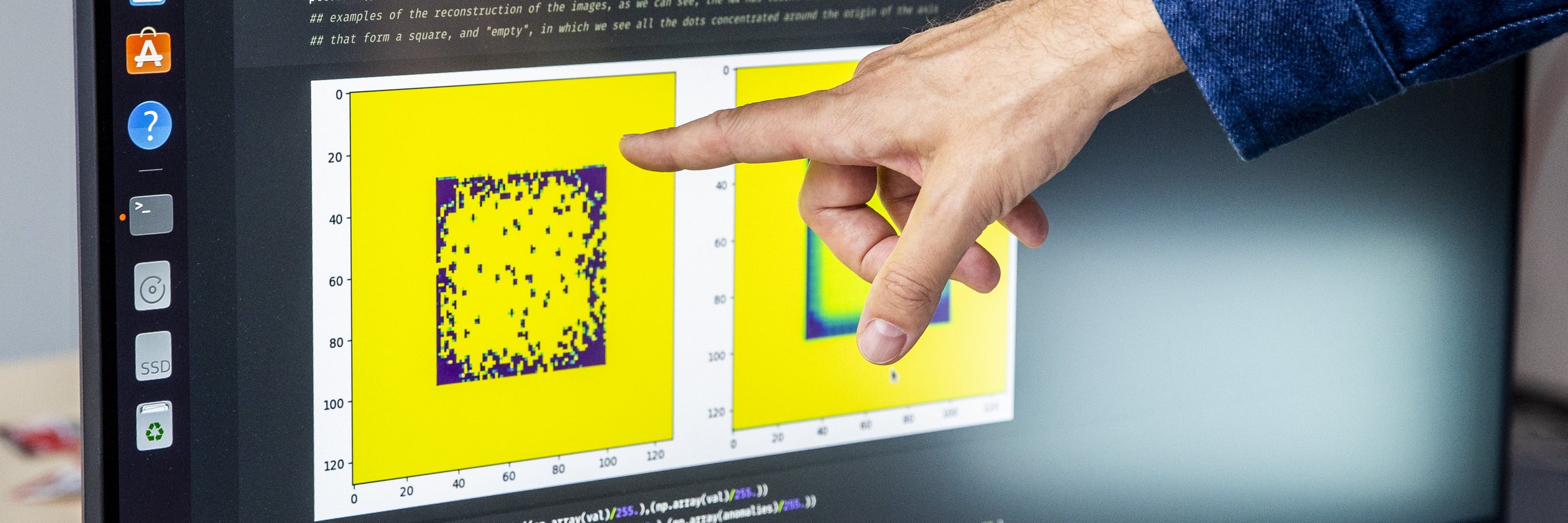 Finger zeigt auf einen Bildschirm mit gelber Grafik zu Funksignalmustern