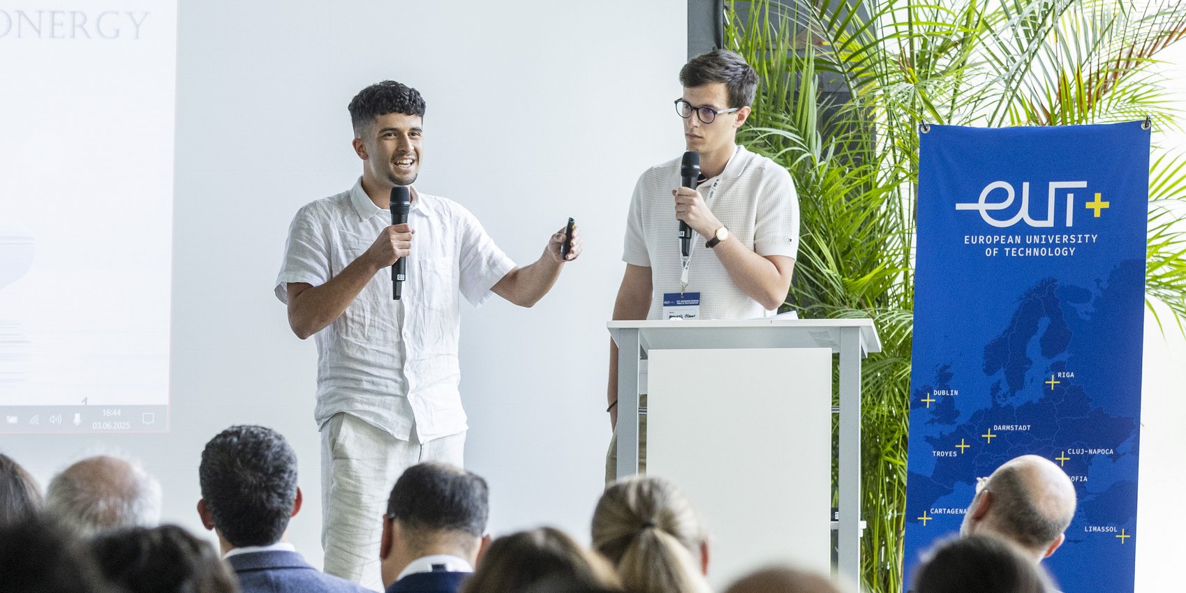 Zwei Studenten aus Troyes beim Pitch