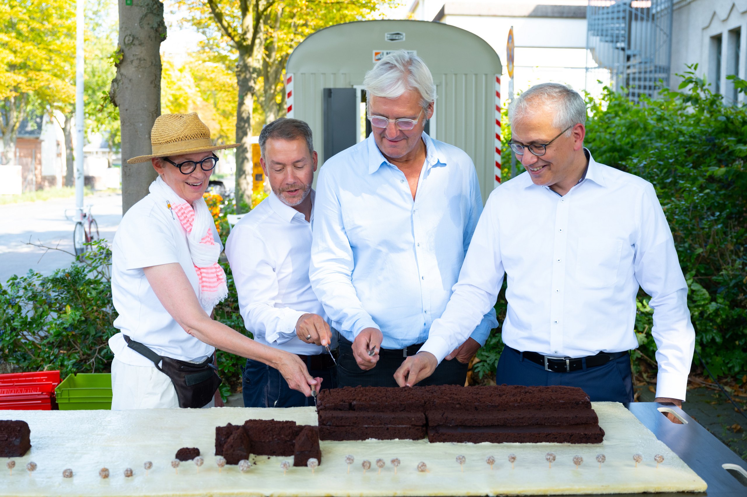 Anschnitt eines Kuchens in Form der Starkenburg-Kaserne
