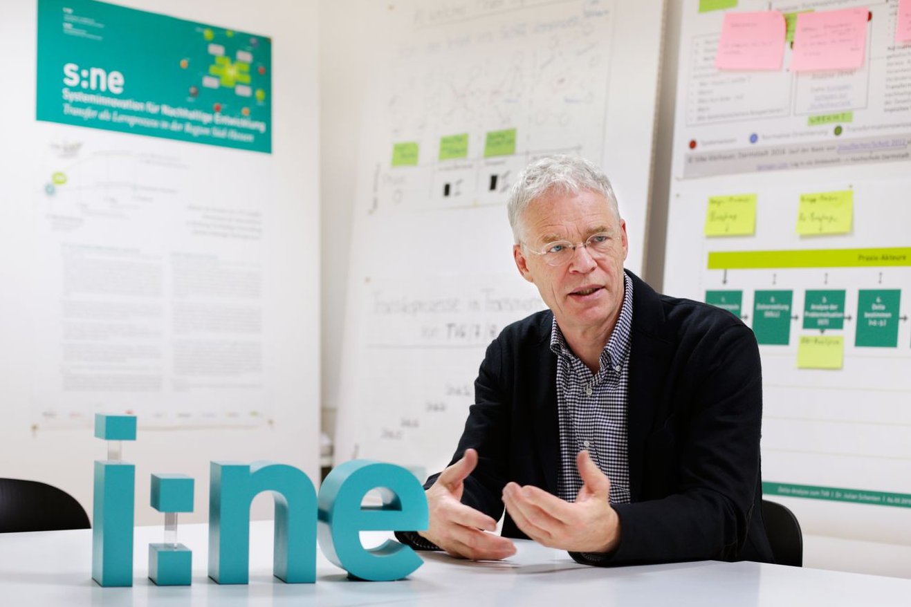 Portrait von Prof. Führ in einer Interviewsituation