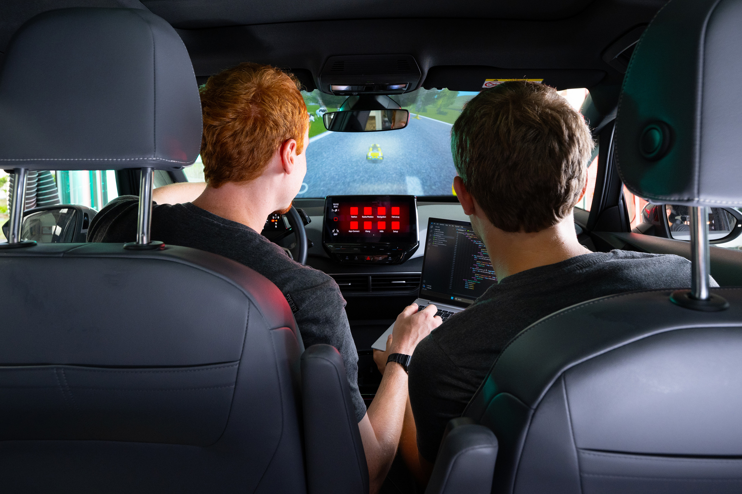 Timm Lauser und Jannis Hamborg sitzen im VW.